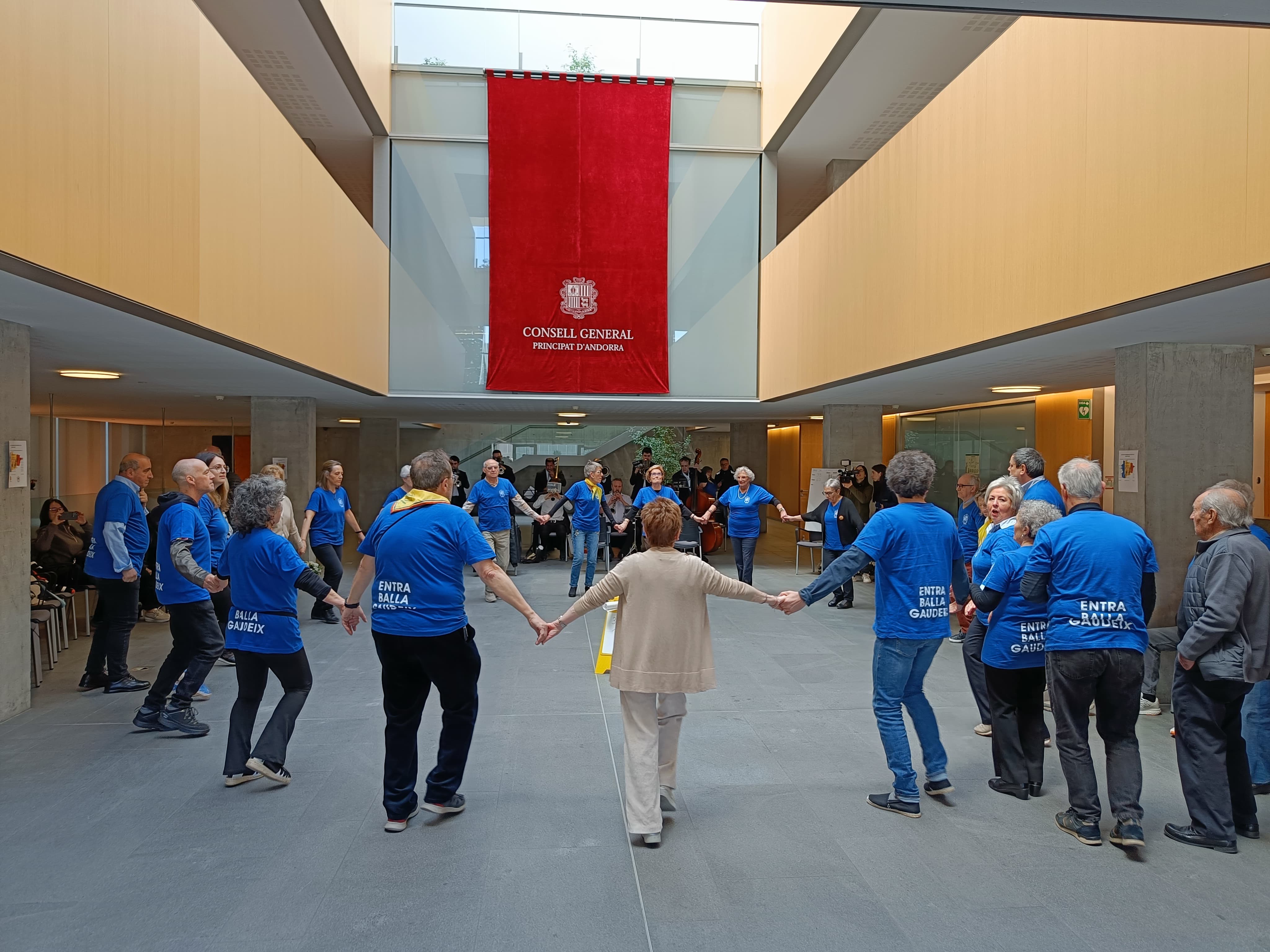 Ballada de sardanes al vestíbul del Consell. Ballada de sardanes al vestíbul del Consell.