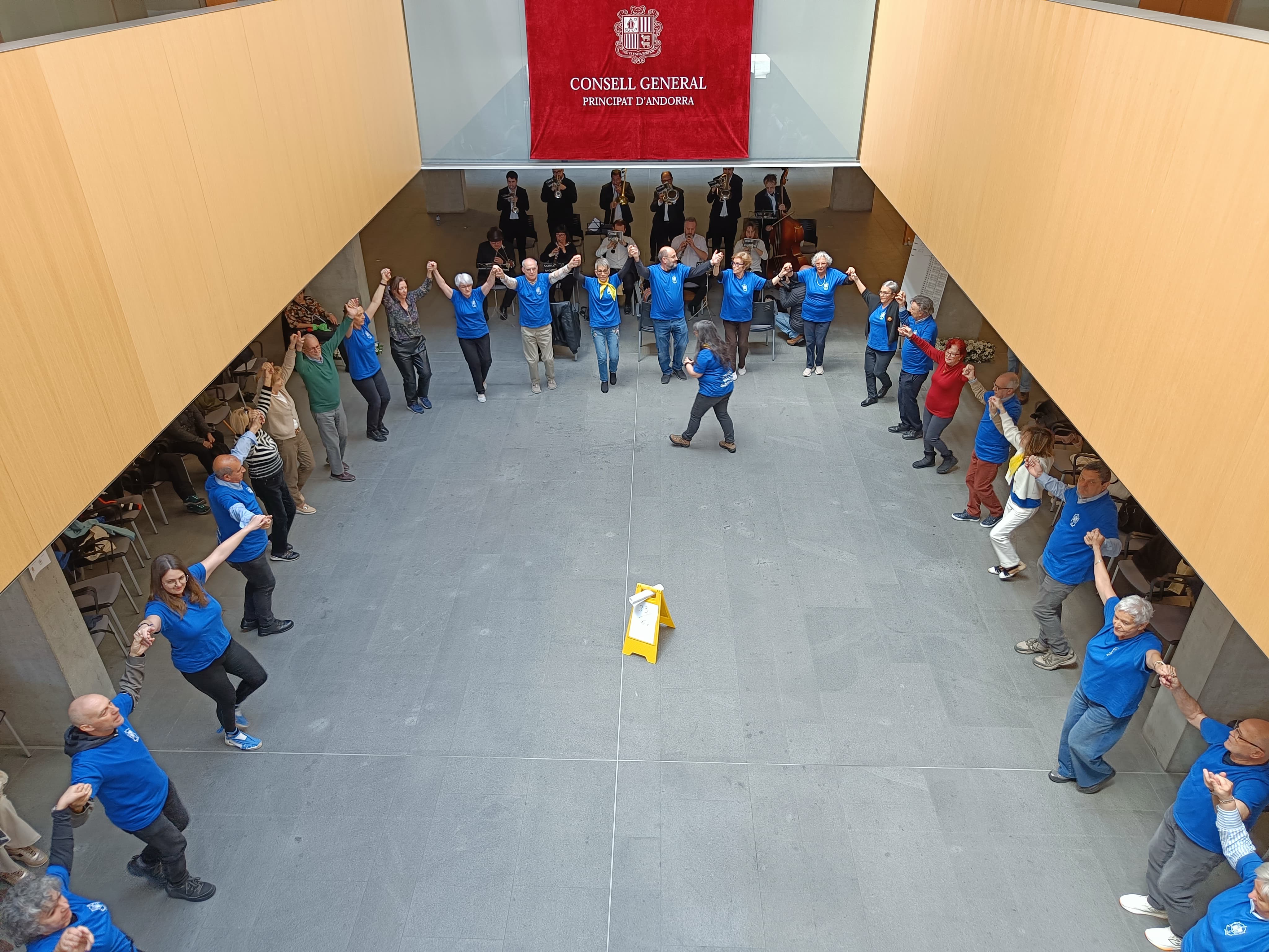 Ballada de sardanes al vestíbul del Consell General. Ballada de sardanes al vestíbul del Consell General.