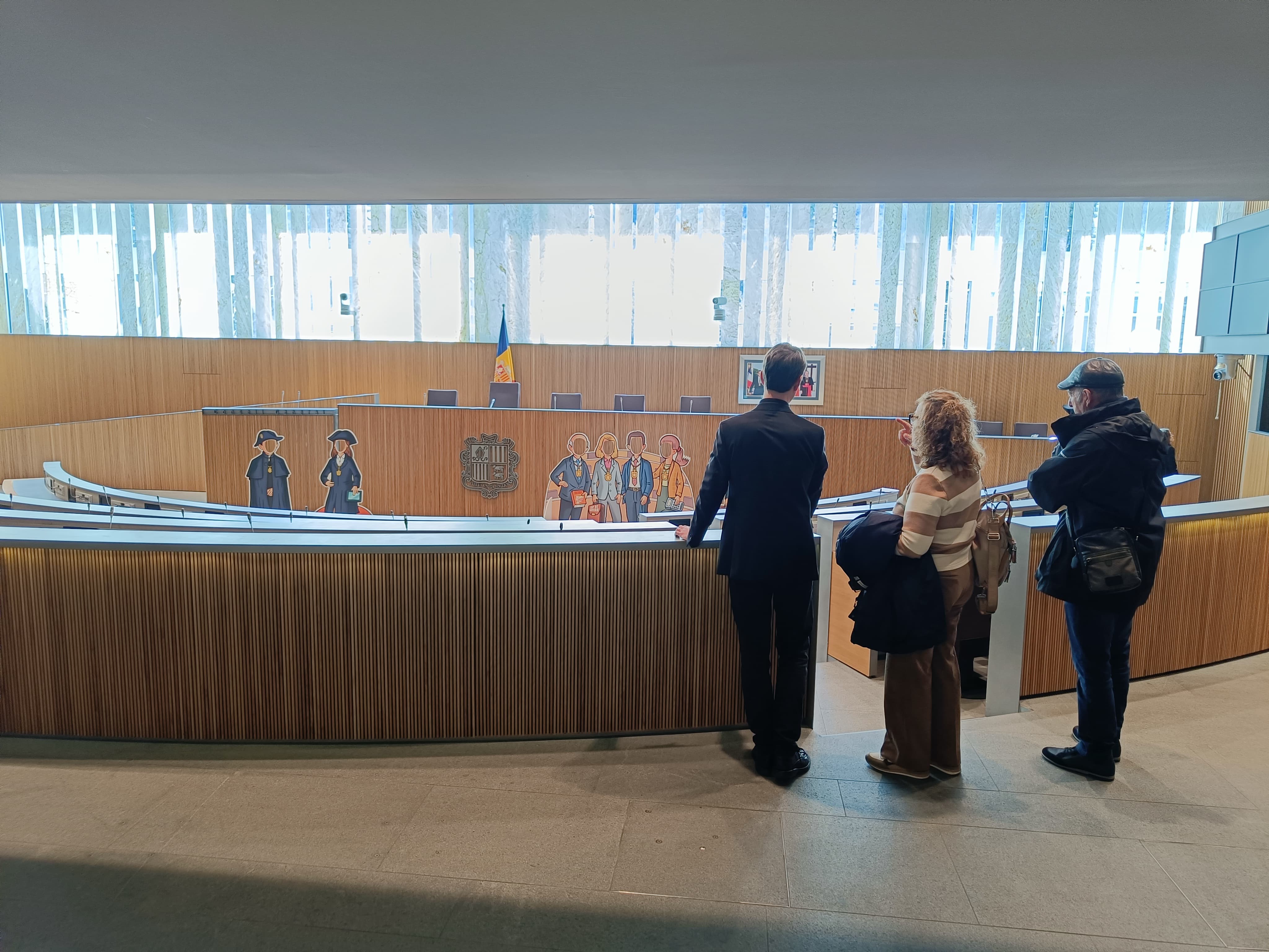 Visitants a l'hemicicle del Consell General. Visitants a l'hemicicle del Consell General.