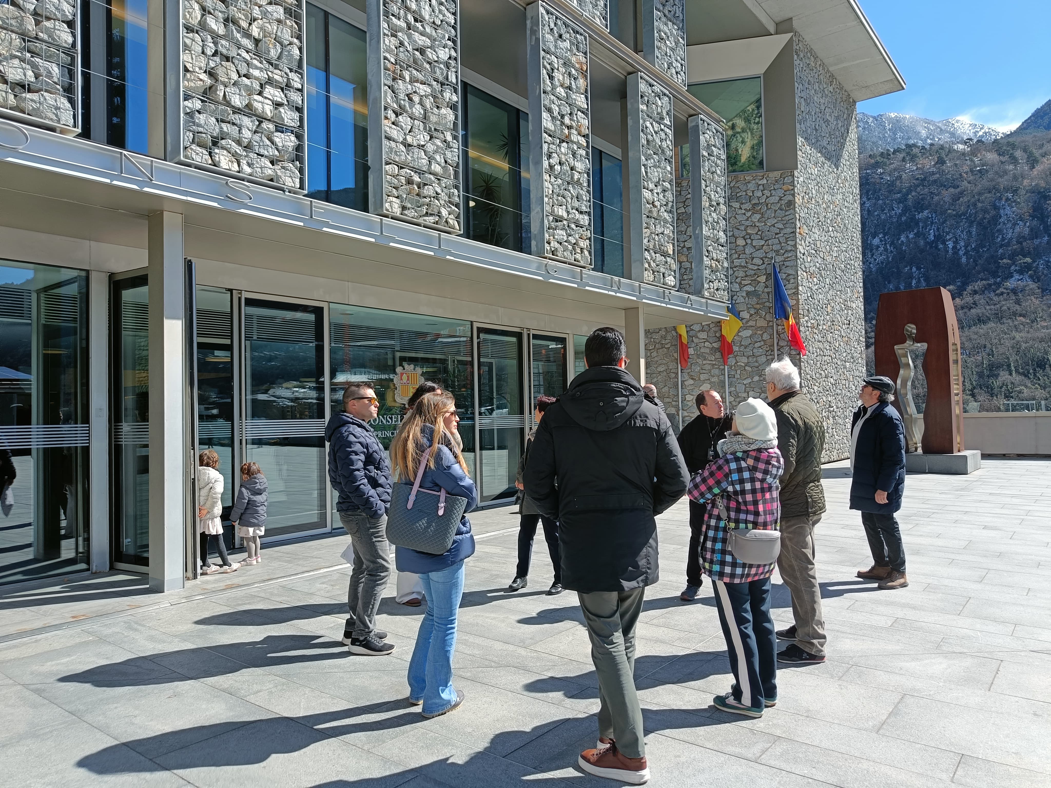 Un moment d'una visita guiada a la plaça del Consell. Un moment d'una visita guiada a la plaça del Consell.