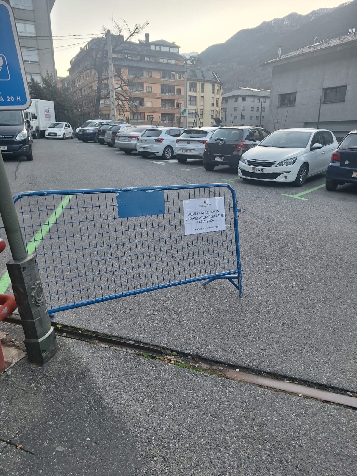 Un rètol indica que el 31 de març és el darrer dia que l'aparcament és operatiu.