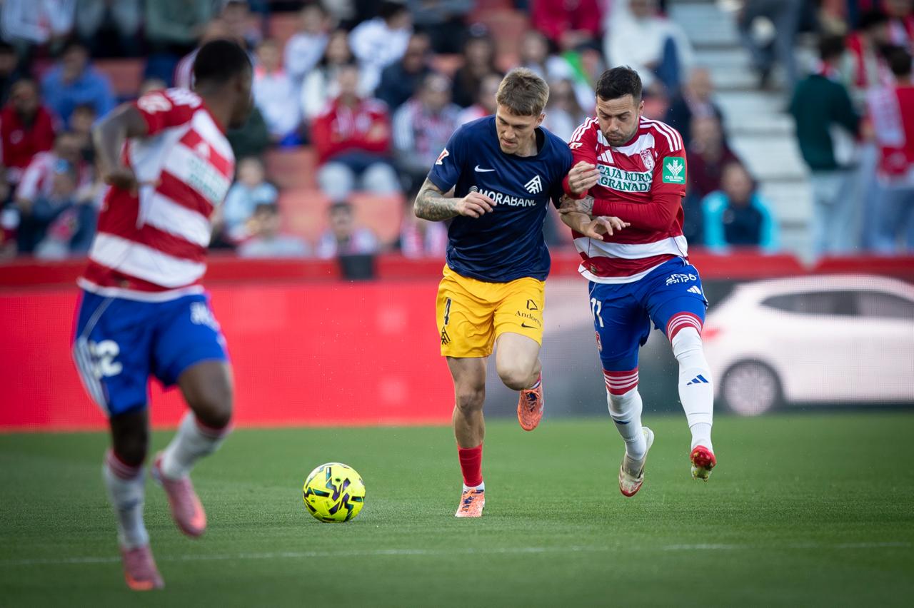 Gael Alonso, lluitant per la pilota amb Arnáiz. Gael Alonso, lluitant per la pilota amb Arnáiz.