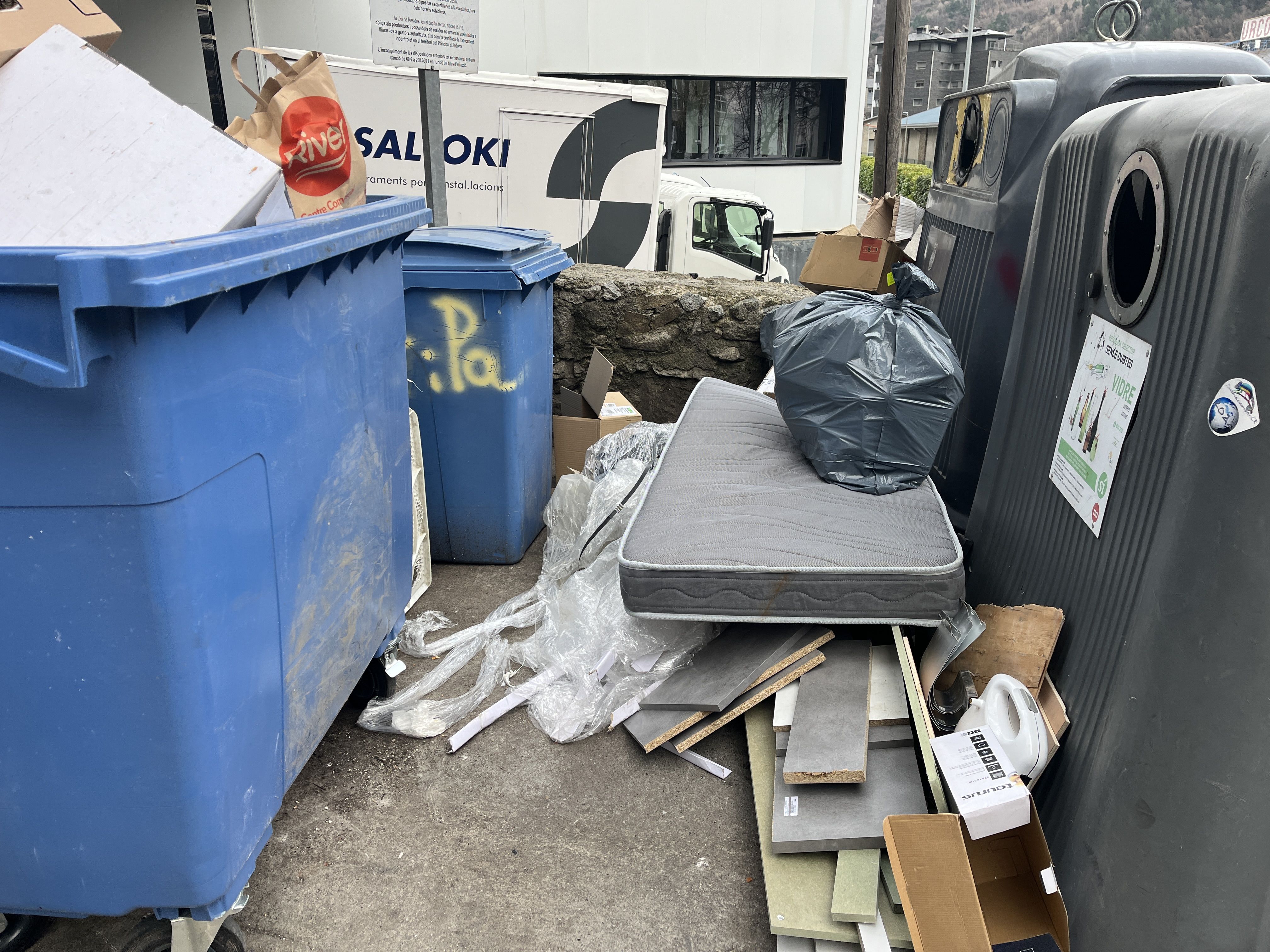Residus fora dels contenidors en un lloc que no pertoca, a la zona del carrer dels Barrers.