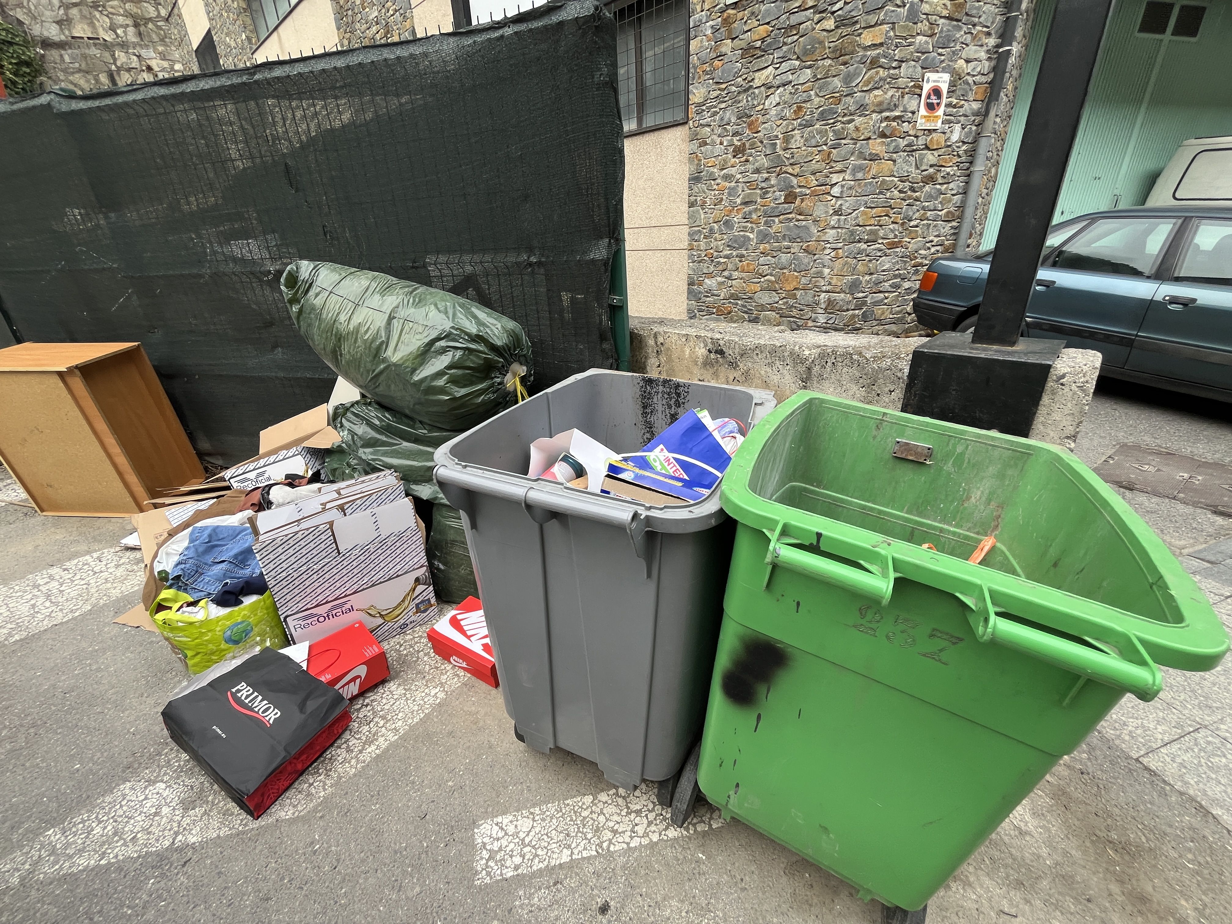 Brossa fora dels contenidors al carrer dels Barrers. // J. A. Brossa fora dels contenidors al carrer dels Barrers. // J. A.