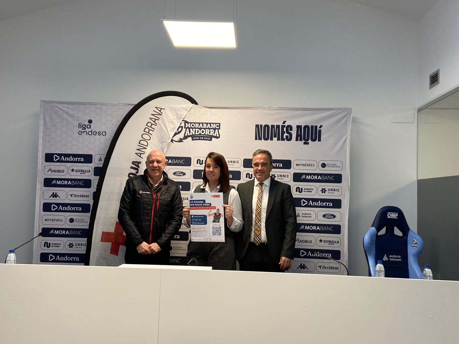 Joan Saurí, Natalia de Felipe i Alain Cabanes, amb el cartell de la campanya. Joan Saurí, Natalia de Felipe i Alain Cabanes, amb el cartell de la campanya.