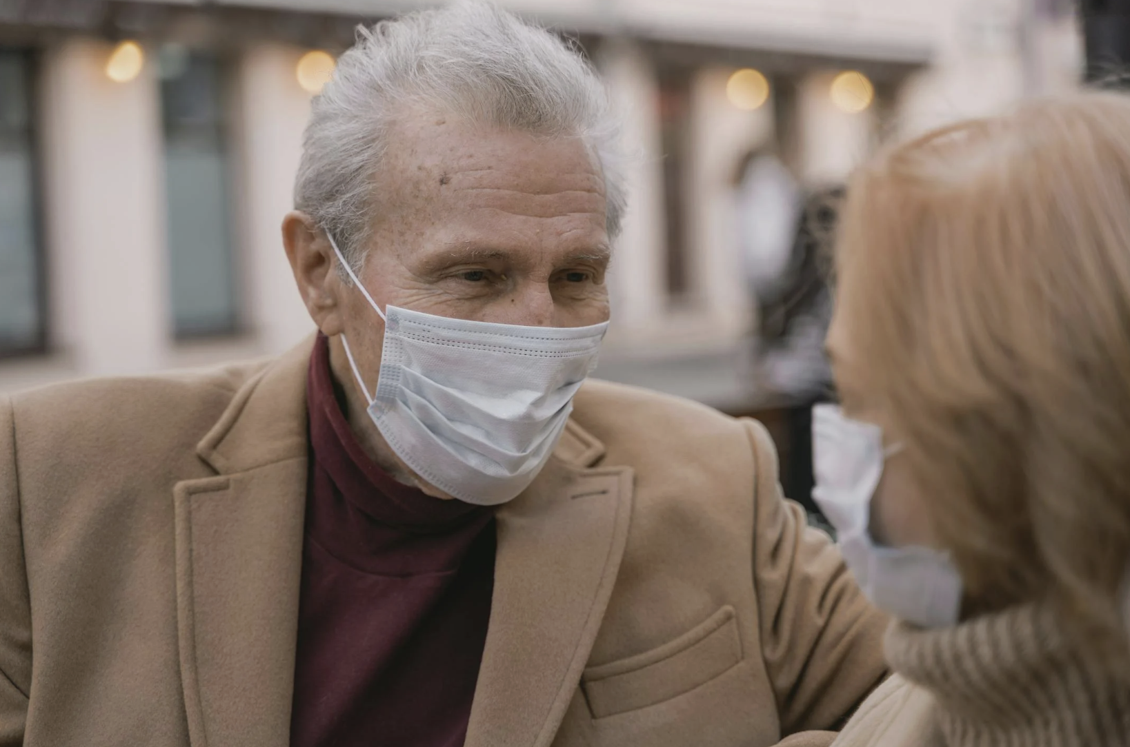 Un padrí contagiat amb mascareta. Un padrí contagiat amb mascareta.