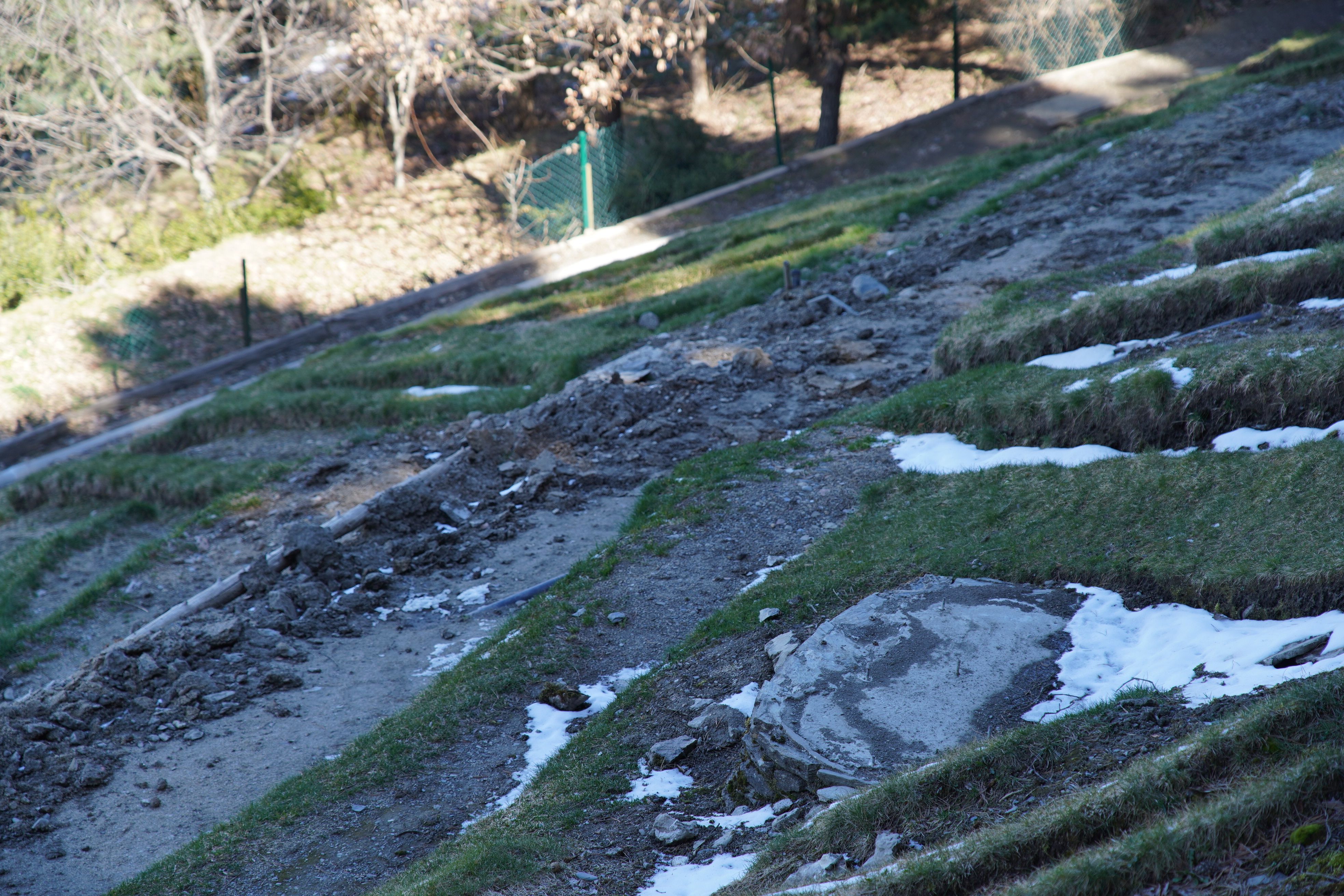 Restes dels treballs de retirada de les escultures dels jardins de Juberri.
