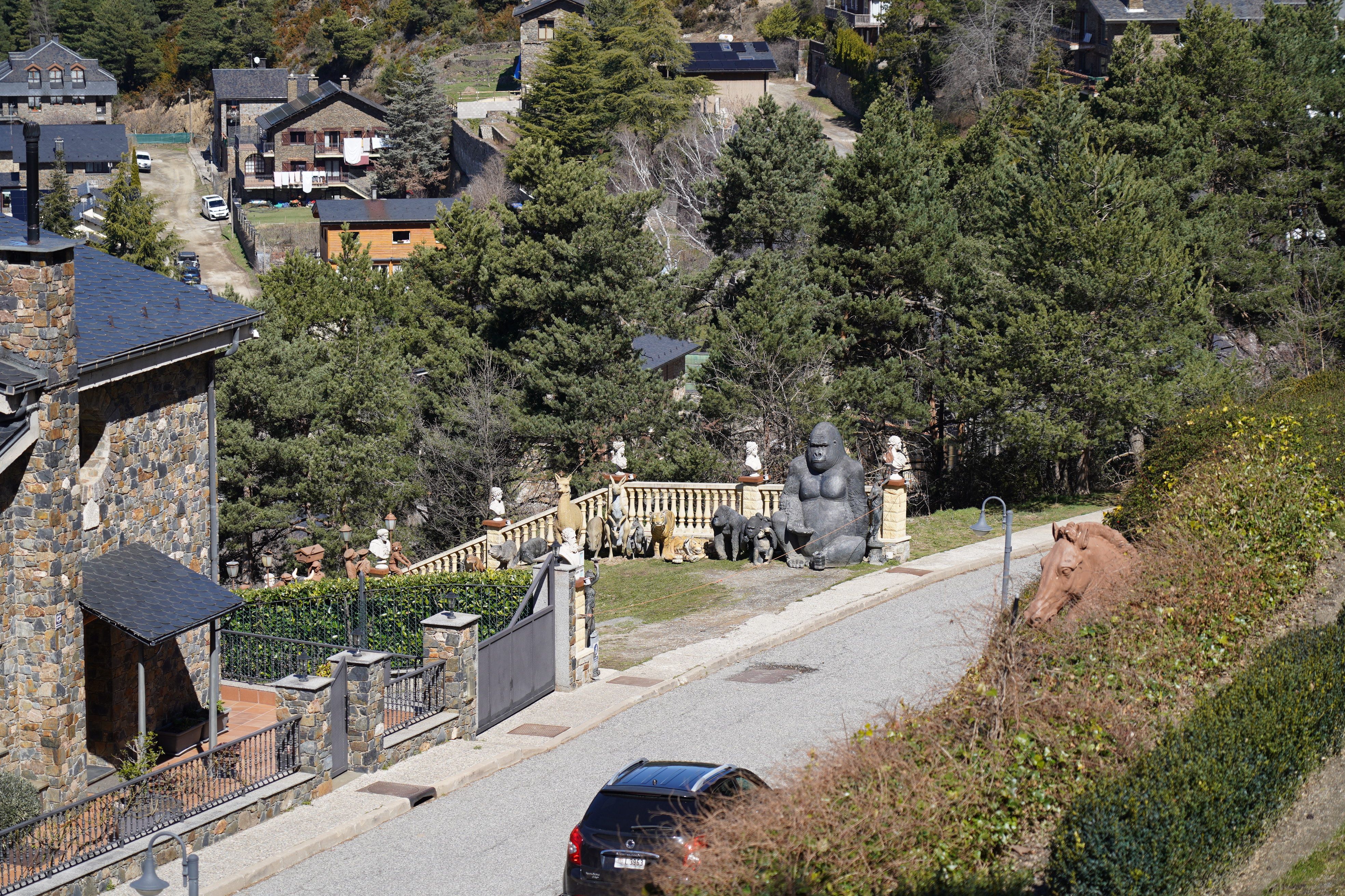 Part de les escultures d'animals retirades dels jardins de Juberri.