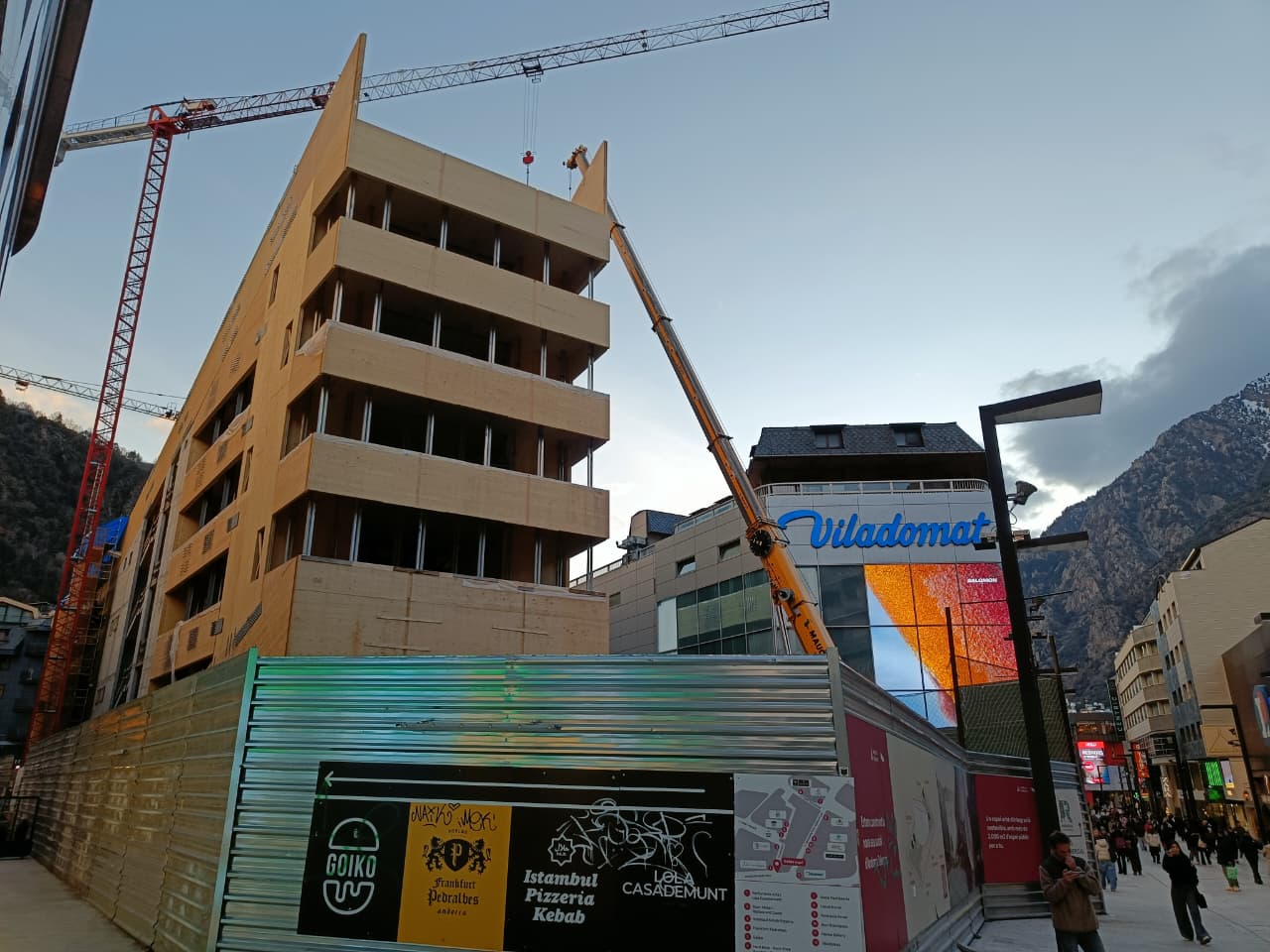 L'edifici de fusta que confronta amb l'avinguda Meritxell ja és ben visible. L'edifici de fusta que confronta amb l'avinguda Meritxell ja és ben visible.