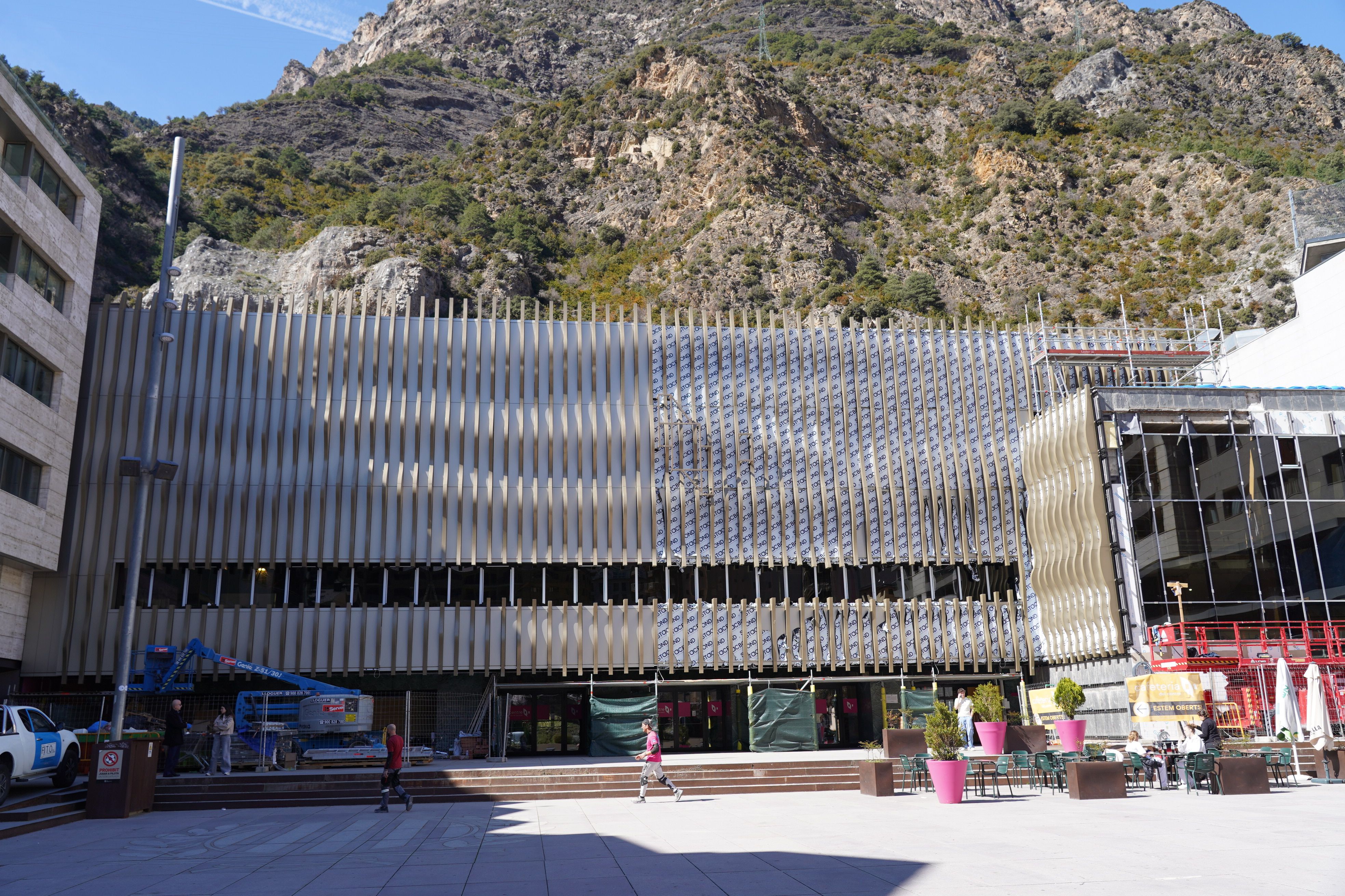 Vista de la façana del Centre Cultural lauredià, encara en obres. Vista de la façana del Centre Cultural lauredià, encara en obres.