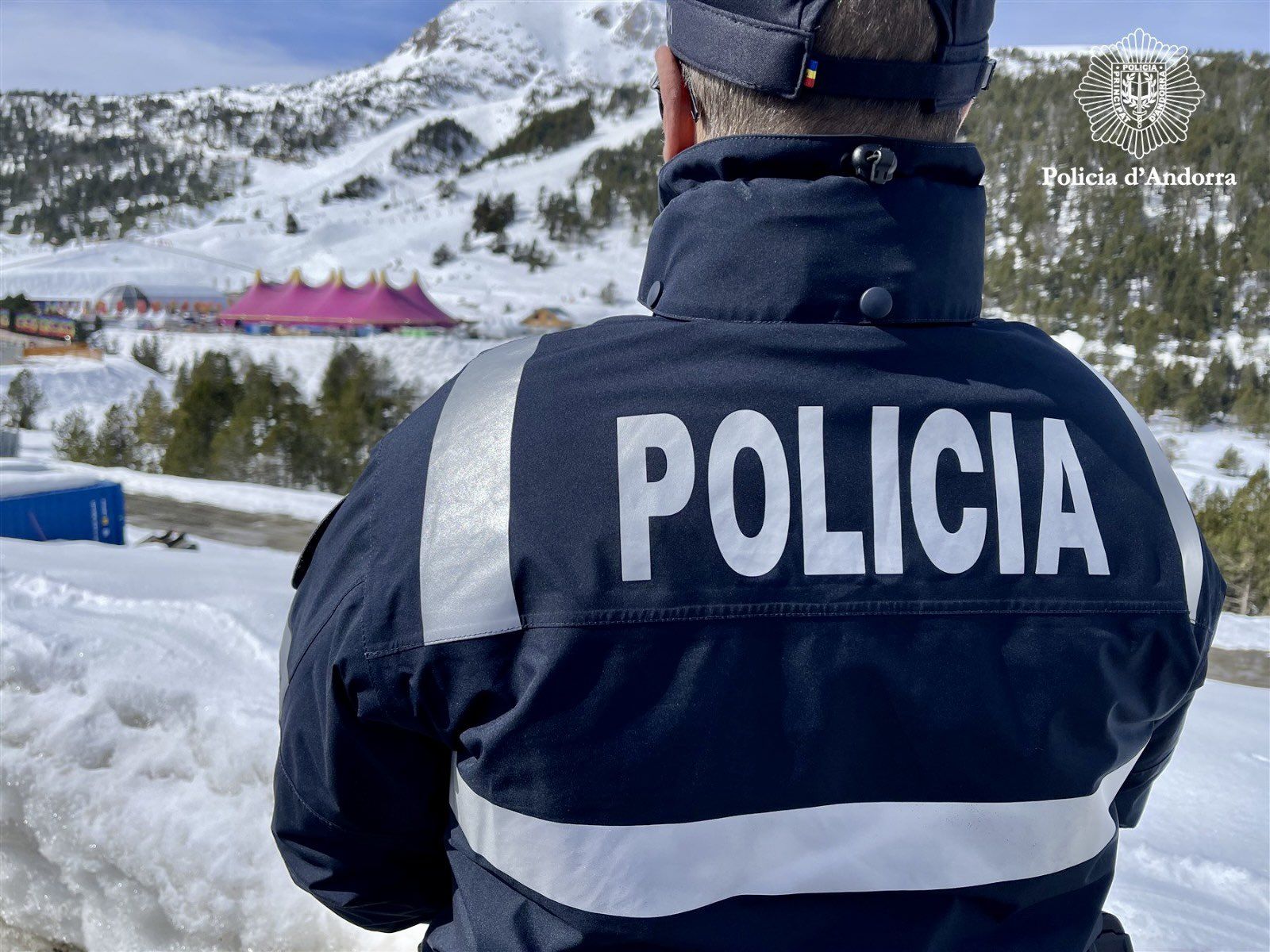 Un agent de policia fent controls preventius al tomb de l'Snowrow.