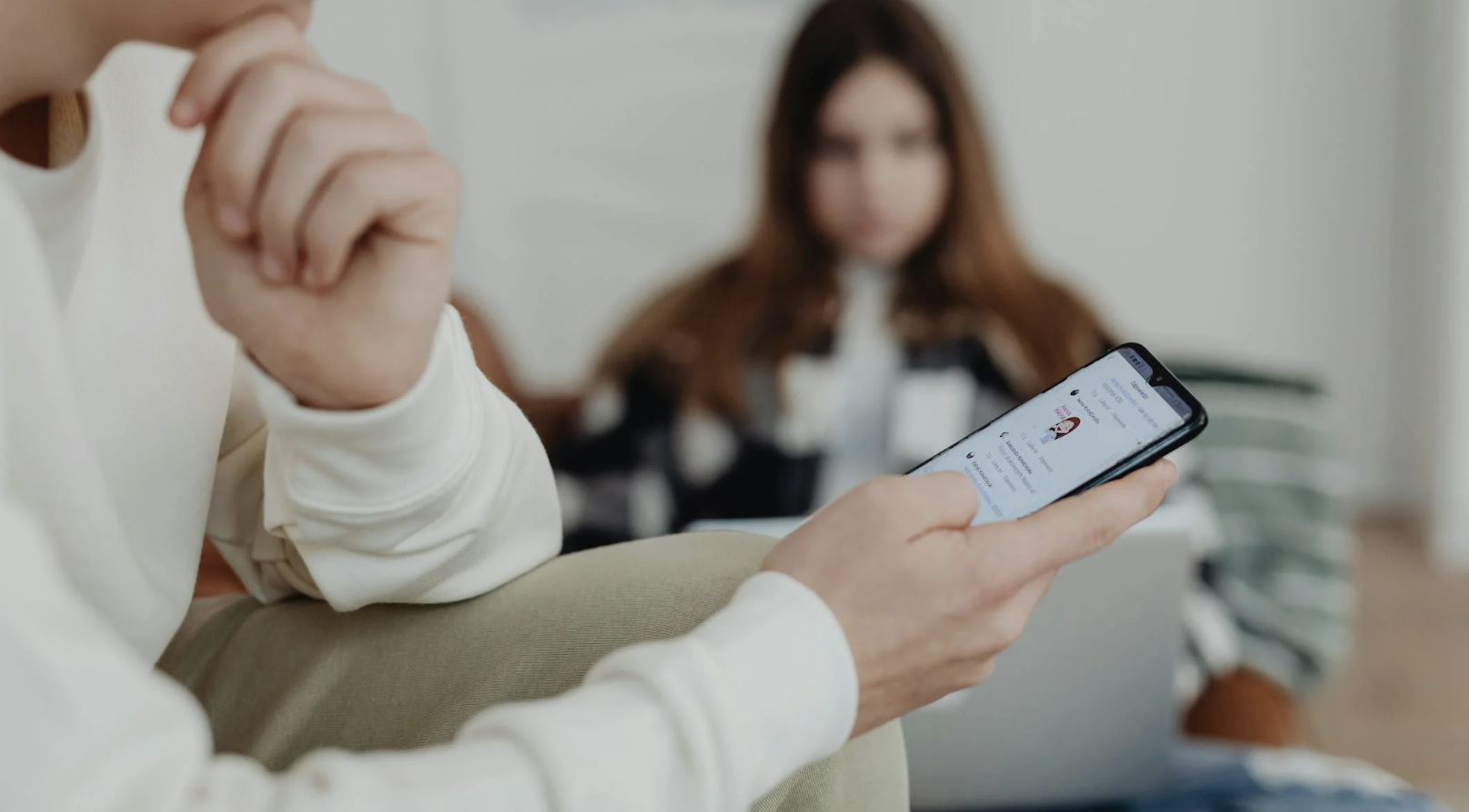 Dos adolescents usant el mòbil. Dos adolescents usant el mòbil.