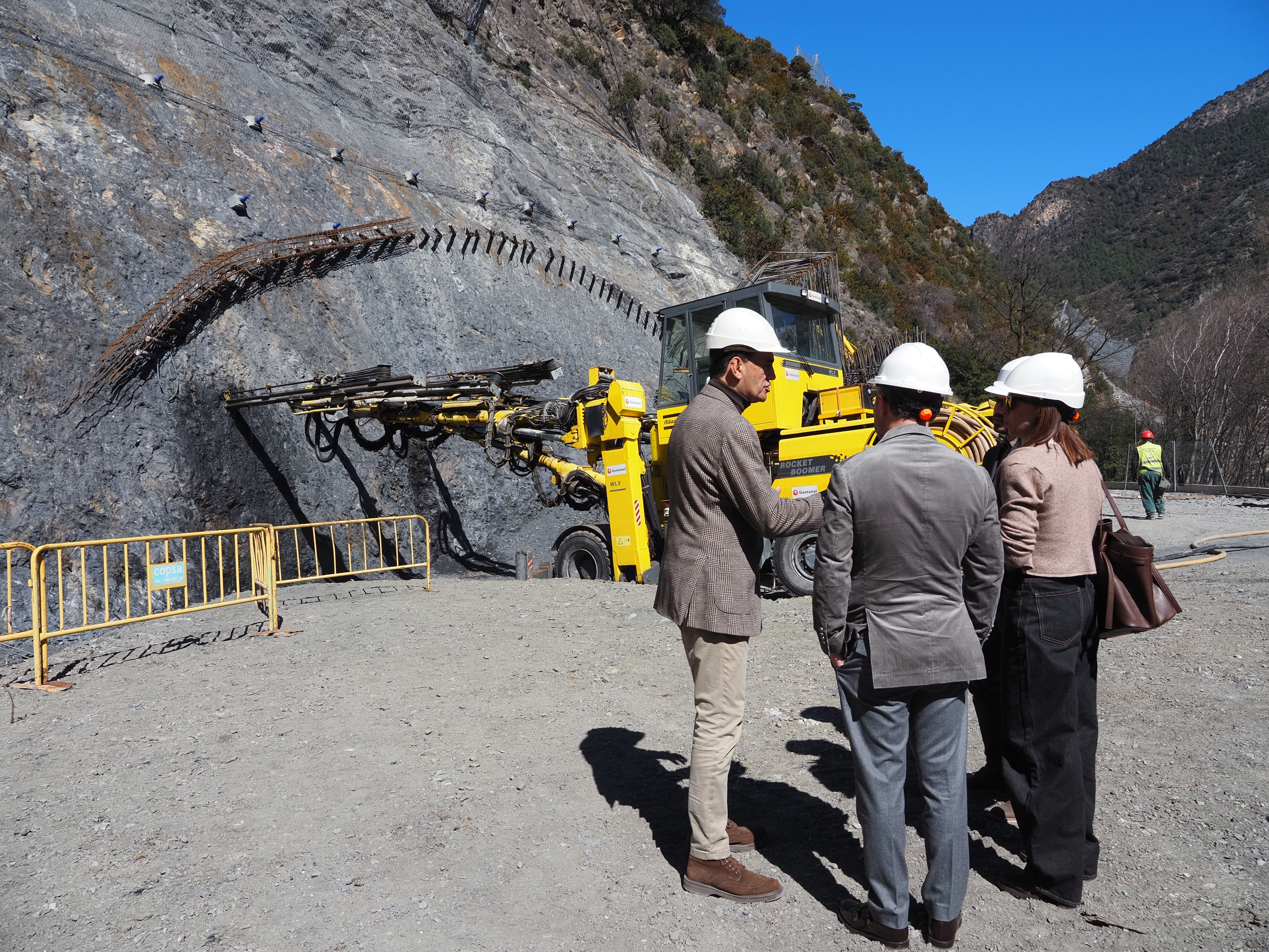 Ferré explicant a Espot i Cortesao els treballs de perforació del túnel de Rocafort.