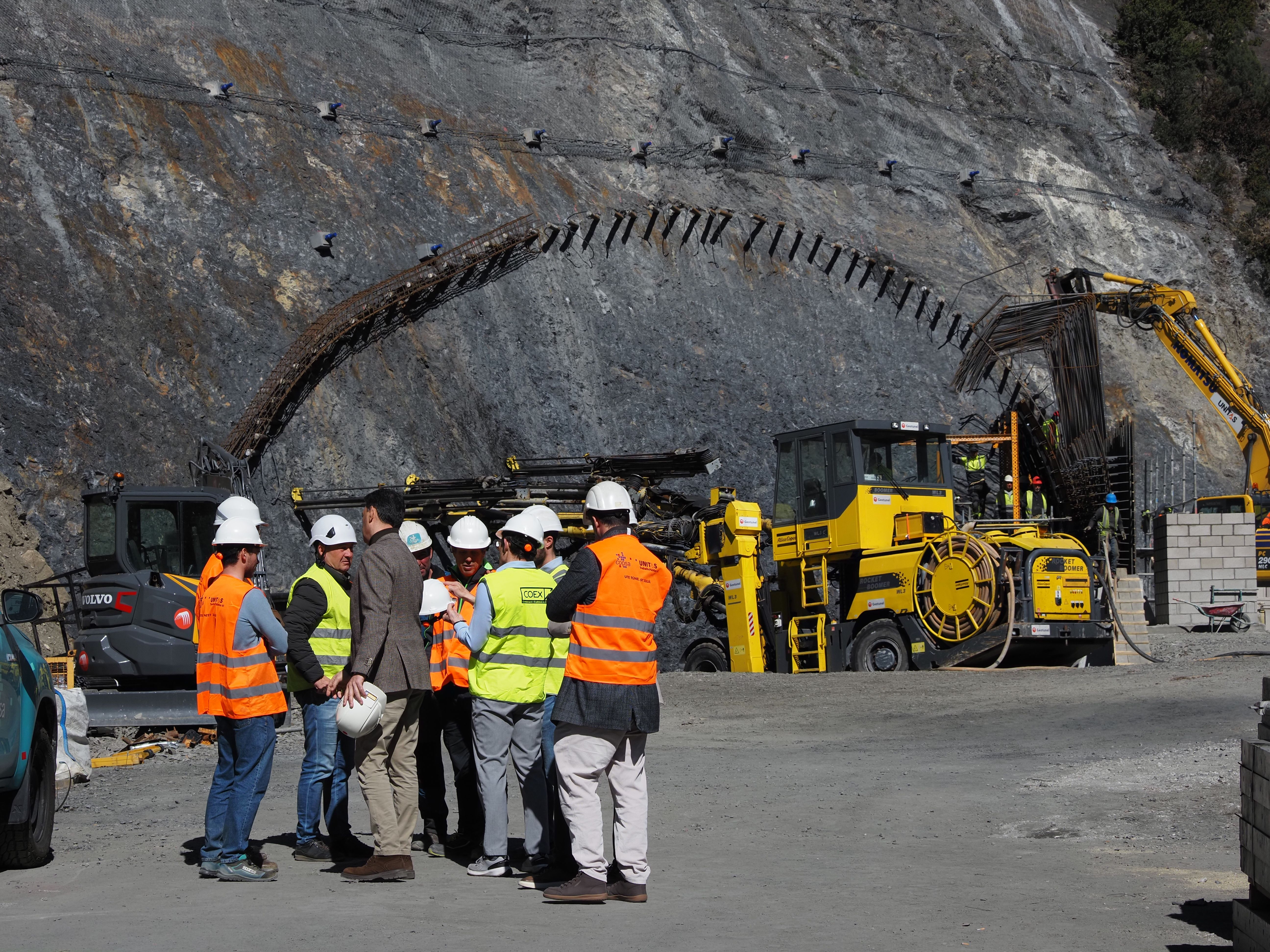 Operaris conversant amb Raul Ferré davant la boca sud del túnel.