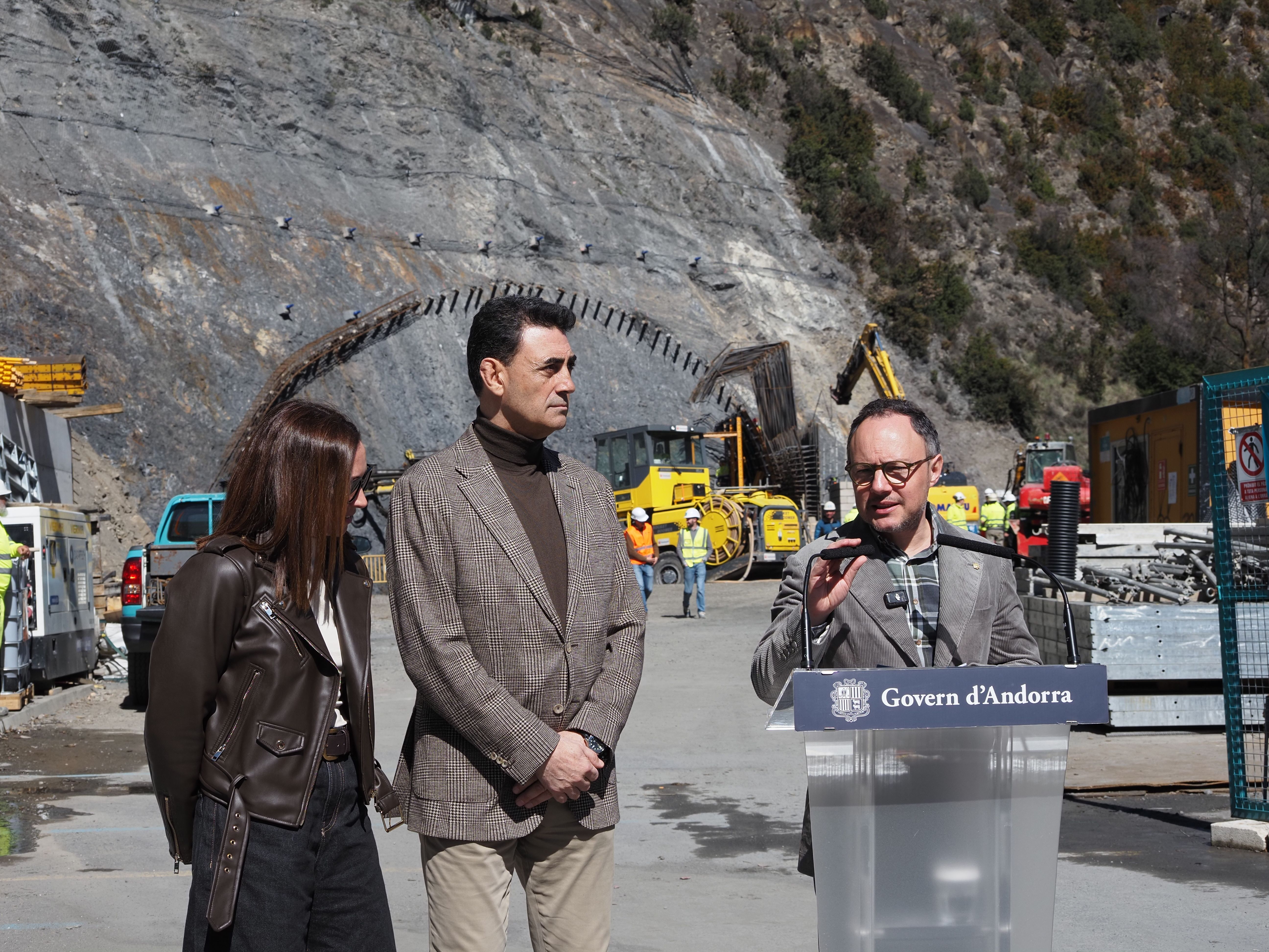 Sofia Cortesao, Raul Ferré i Xavier Espot davant la boca sud del túnel.