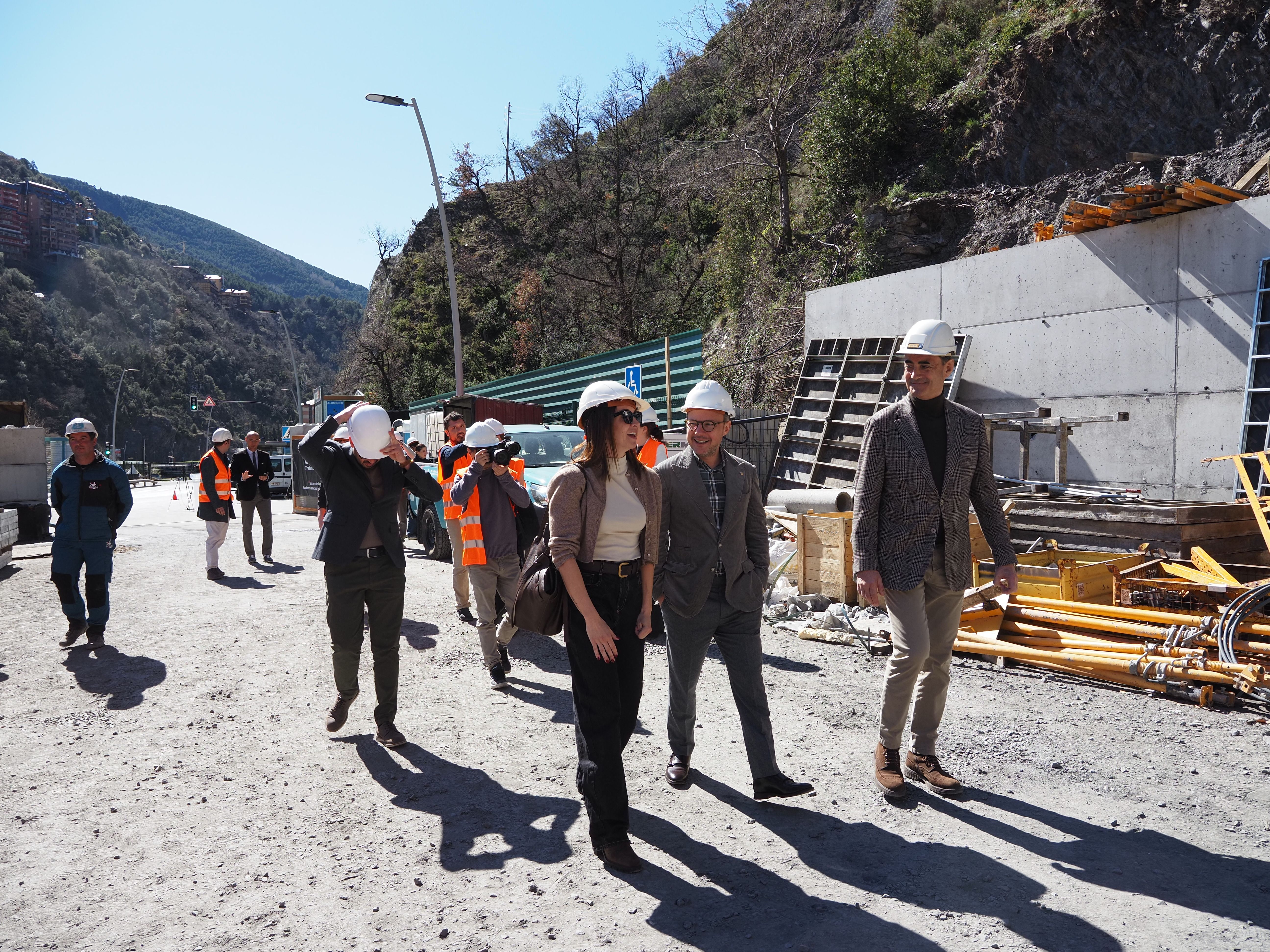 Les autoritats accedint a les obres del túnel de Rocafort.