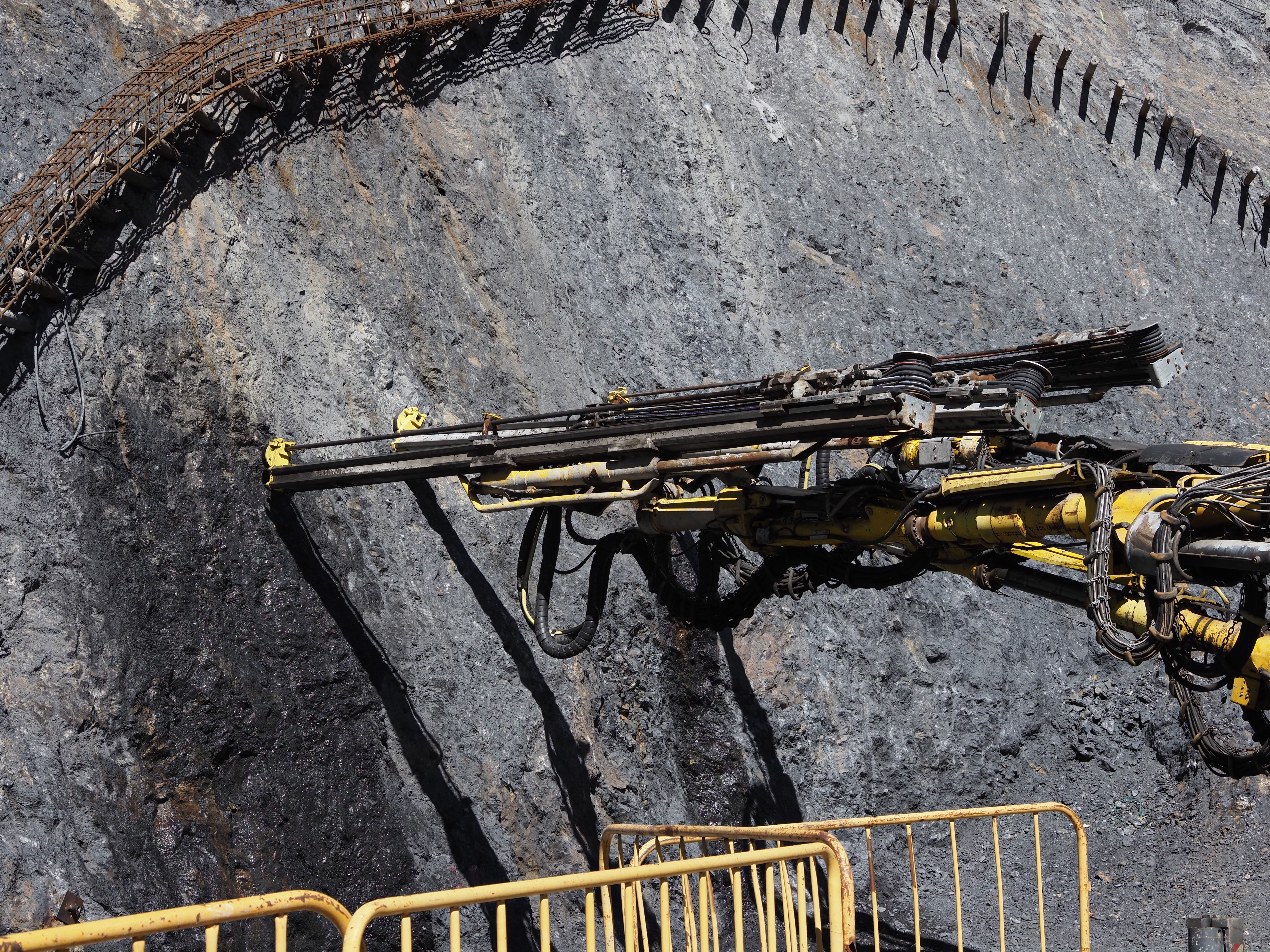 Un detall de la perforadora treballant.