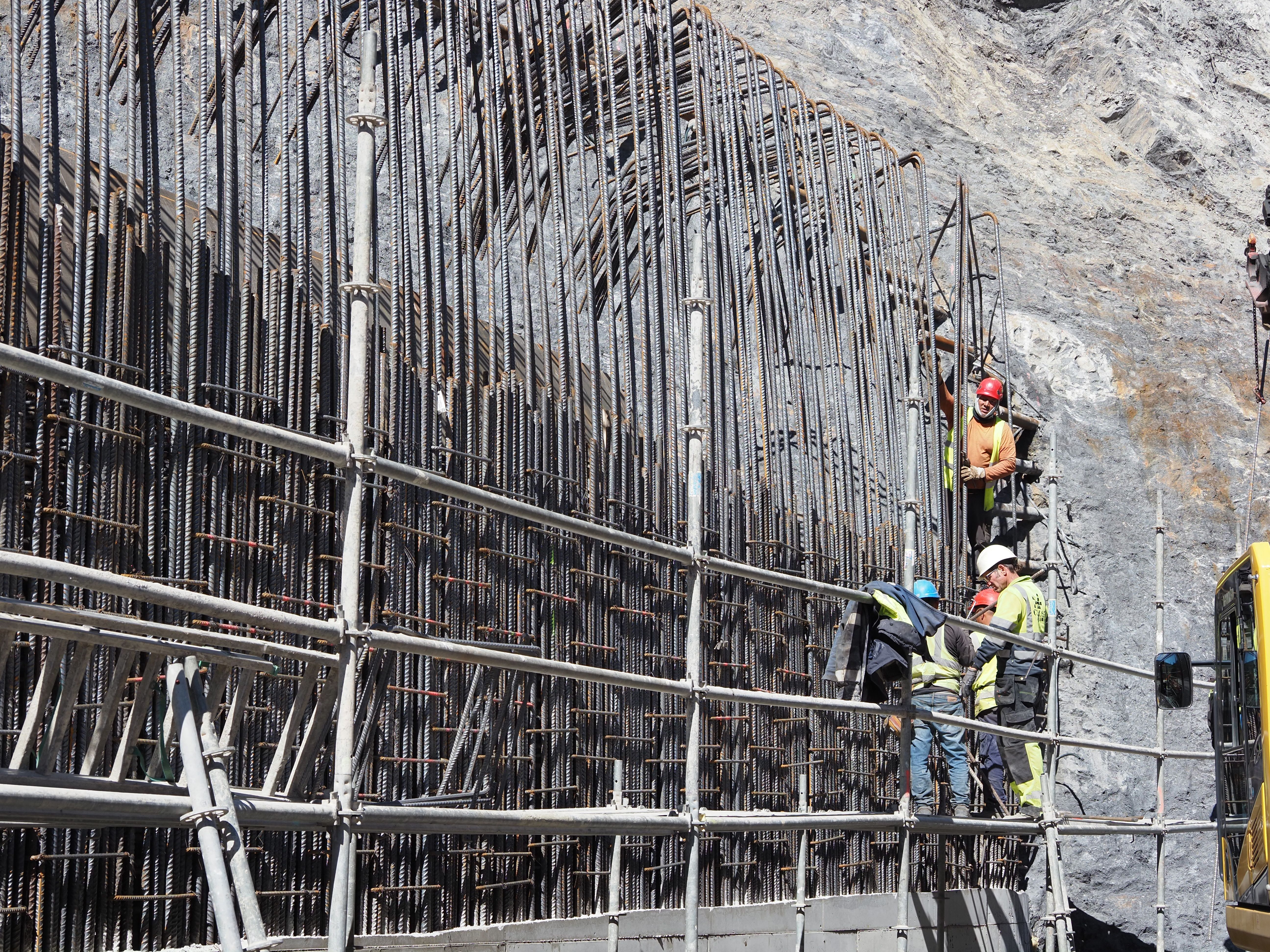 Operaris treballant en les obres del túnel de Rocafort.