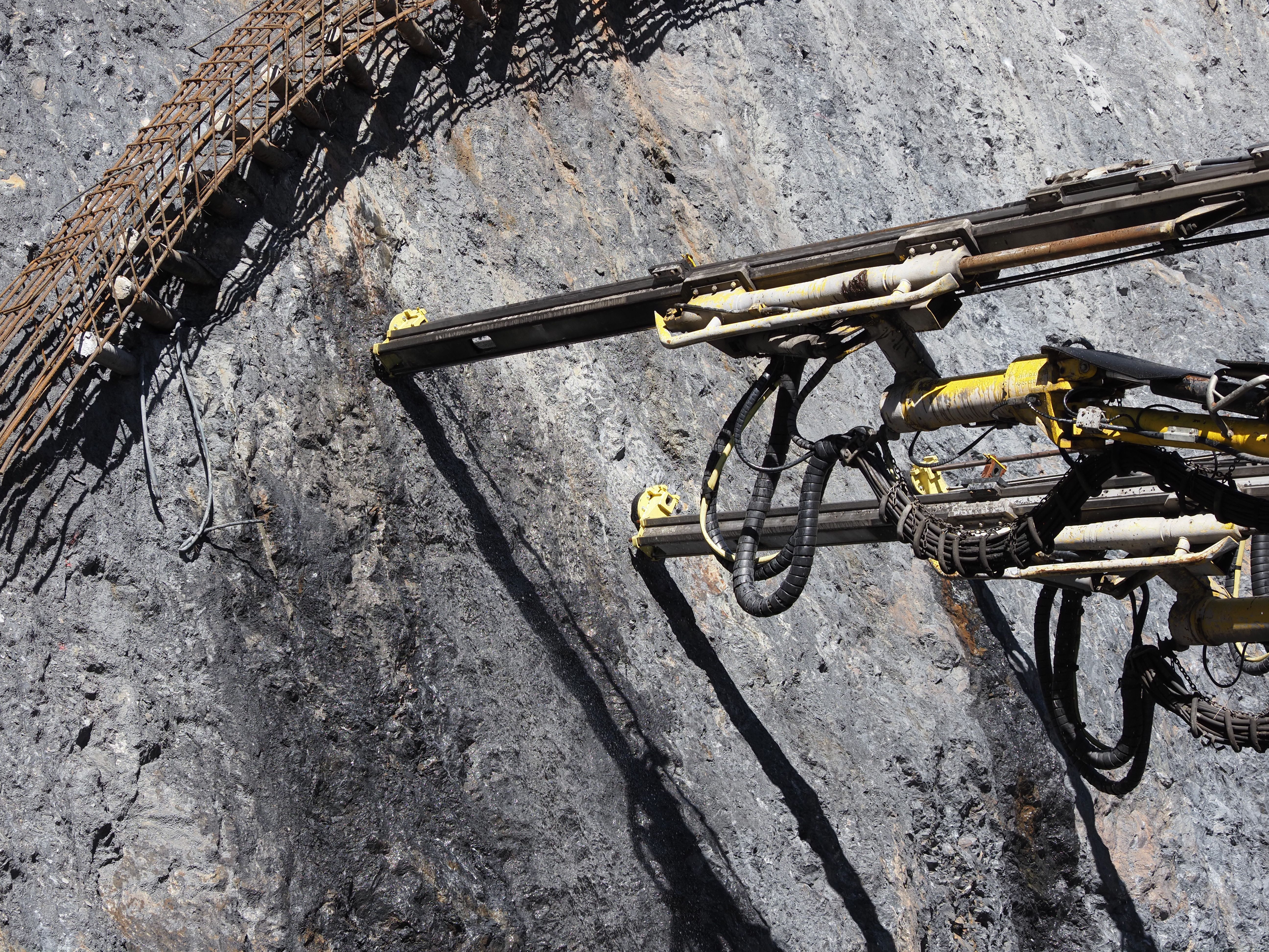 Un detall de la perforadora treballant.