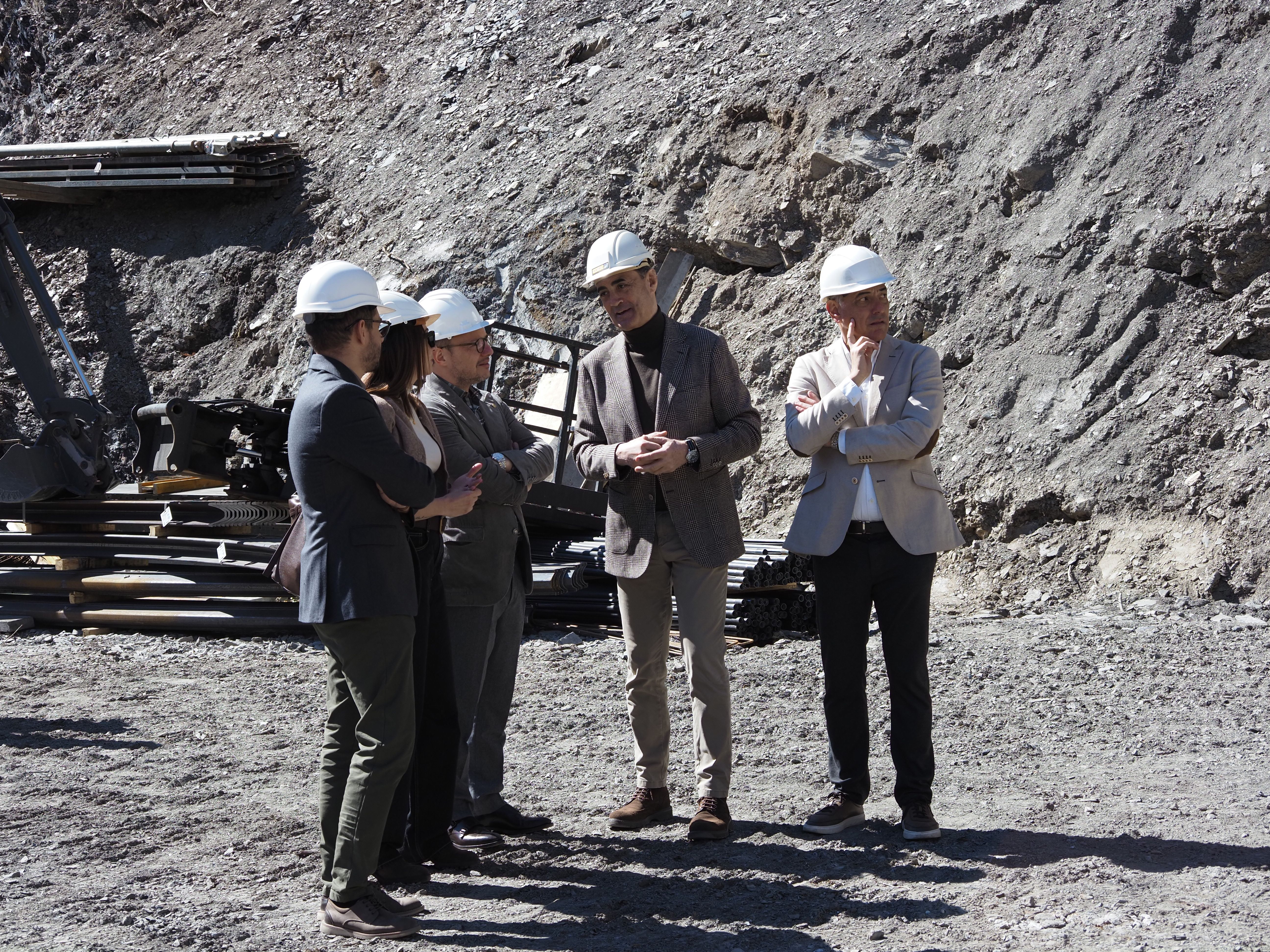 Les autoritats visitant les obres del túnel de Rocafort.