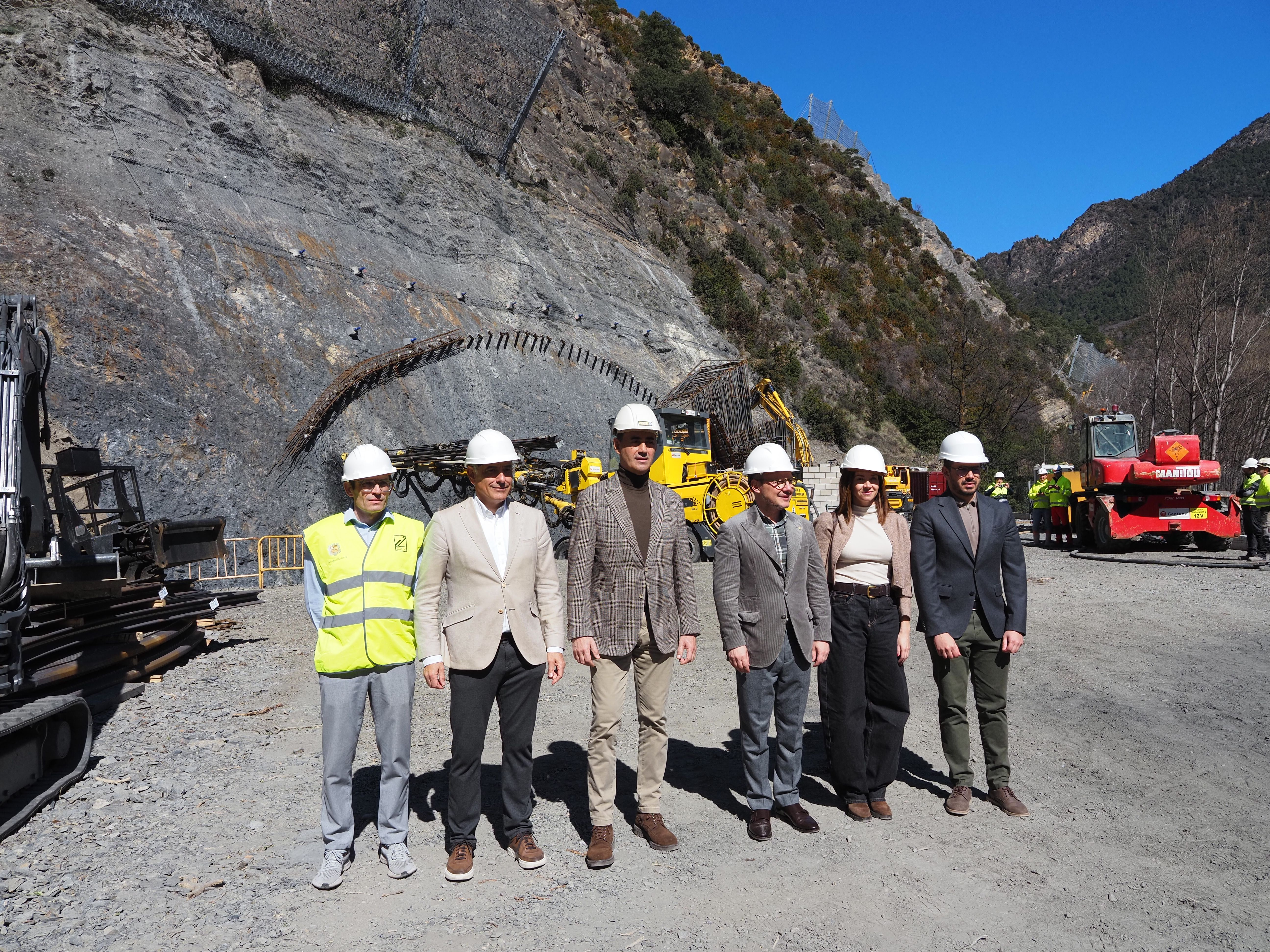Les autoritats davant les obres de perforació del túnel de Rocafort.
