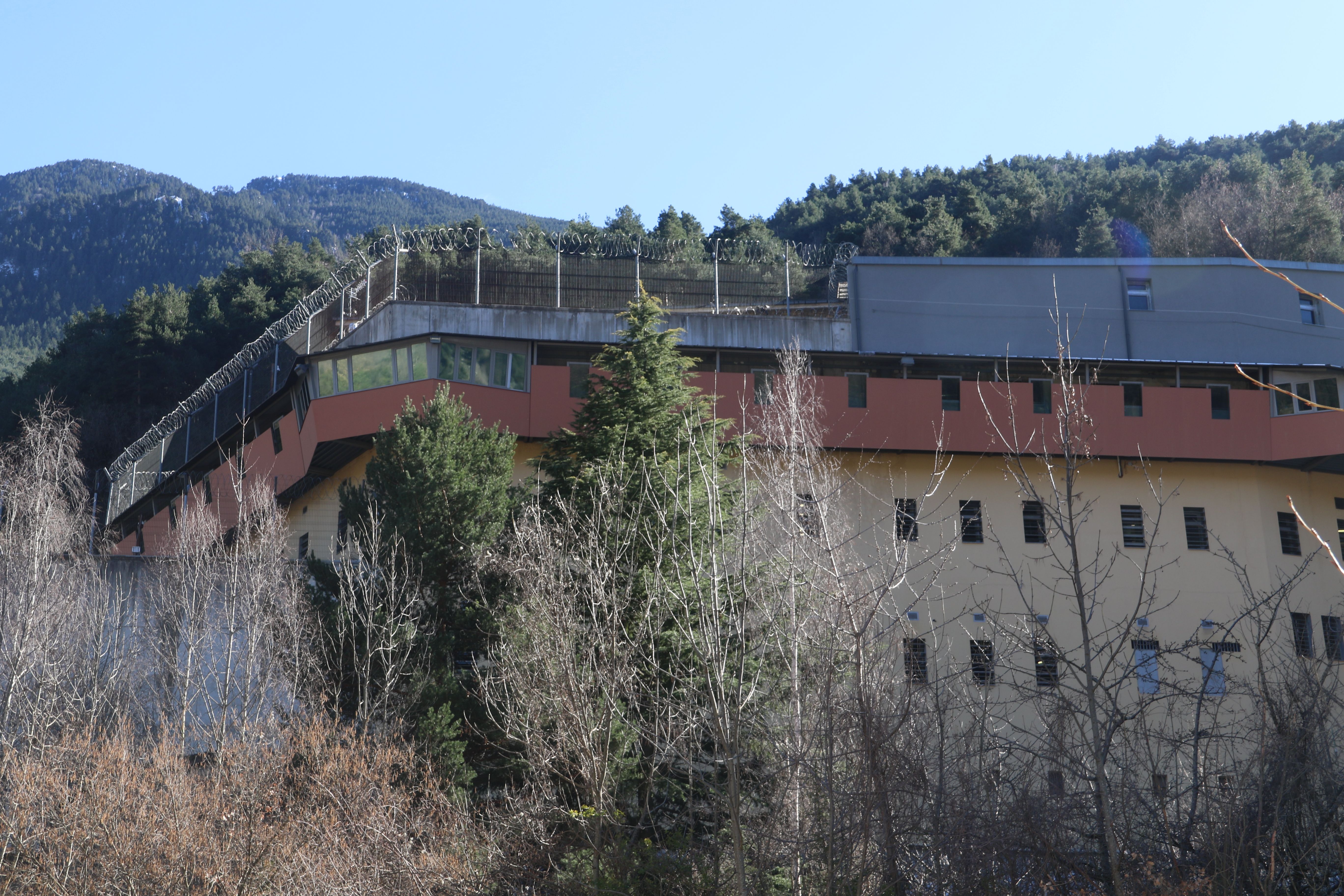 El nou recinte es faria just davant de les parets que es veuen de la presó actual.