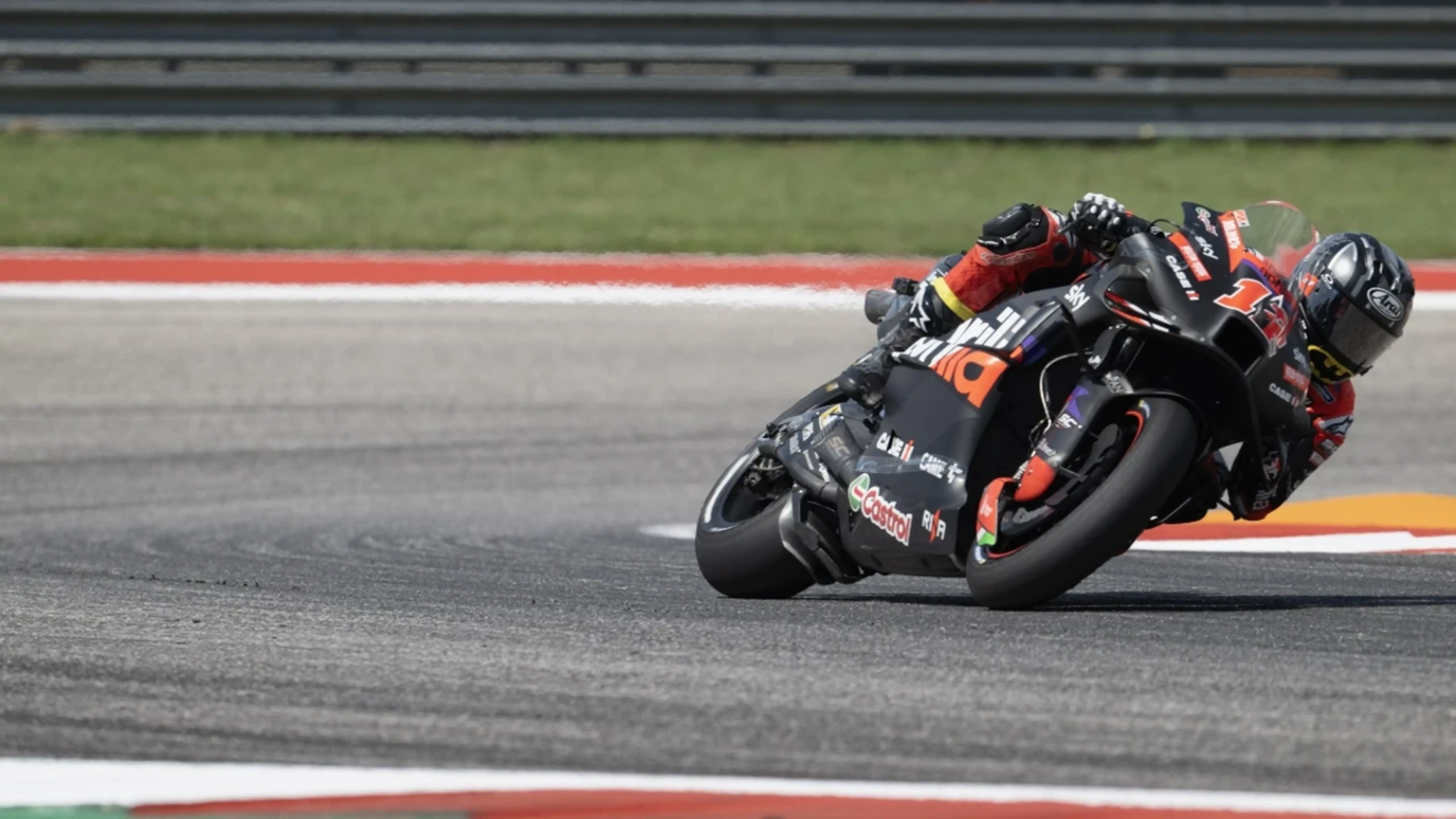 Maverick Viñales en cursa en una imatge d'arxiu.