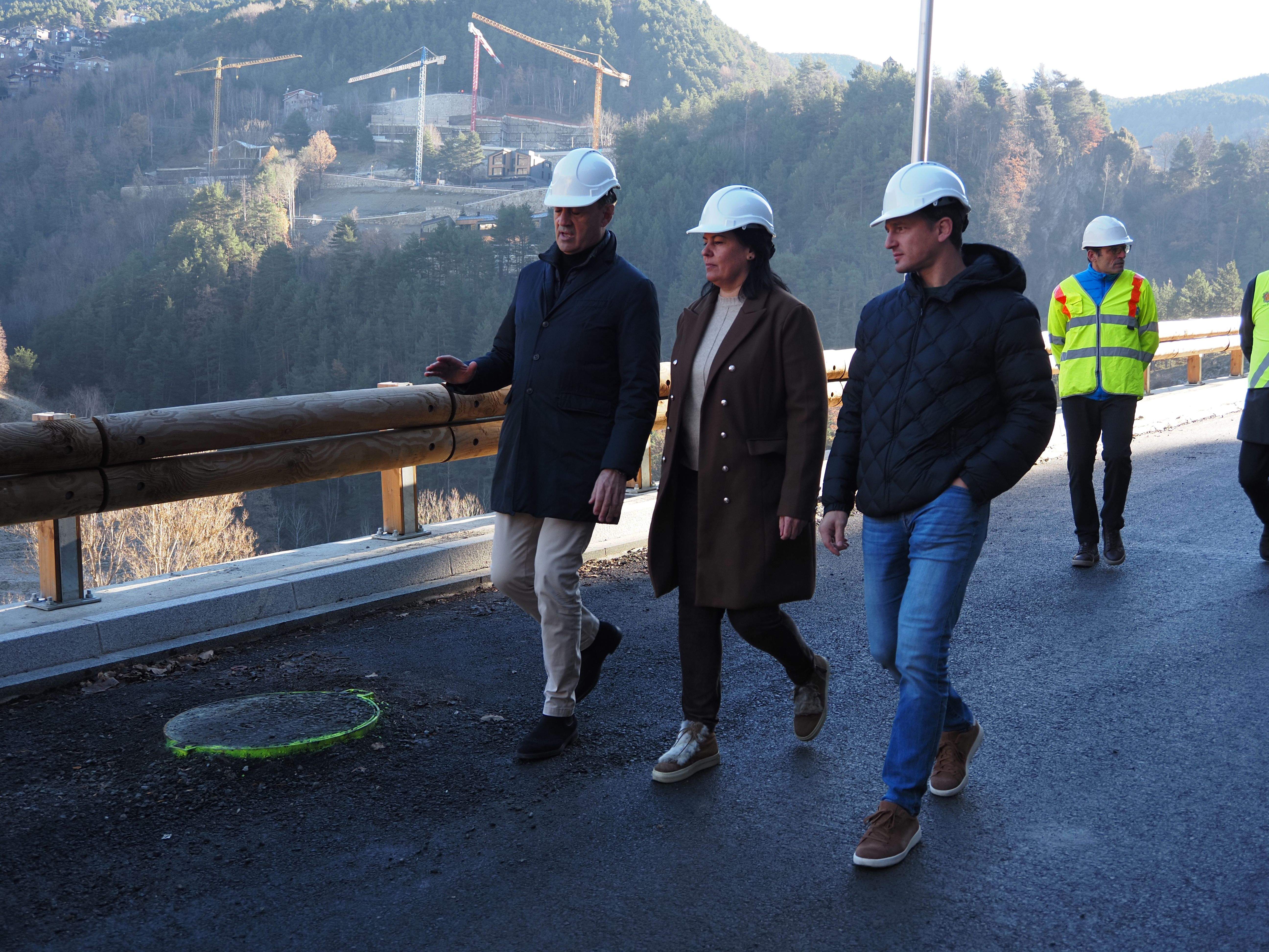 El ministre Ferré, durant una visita a les obres de la desviació amb els cònsols massanencs, Eva Sansa i Roger Fité.