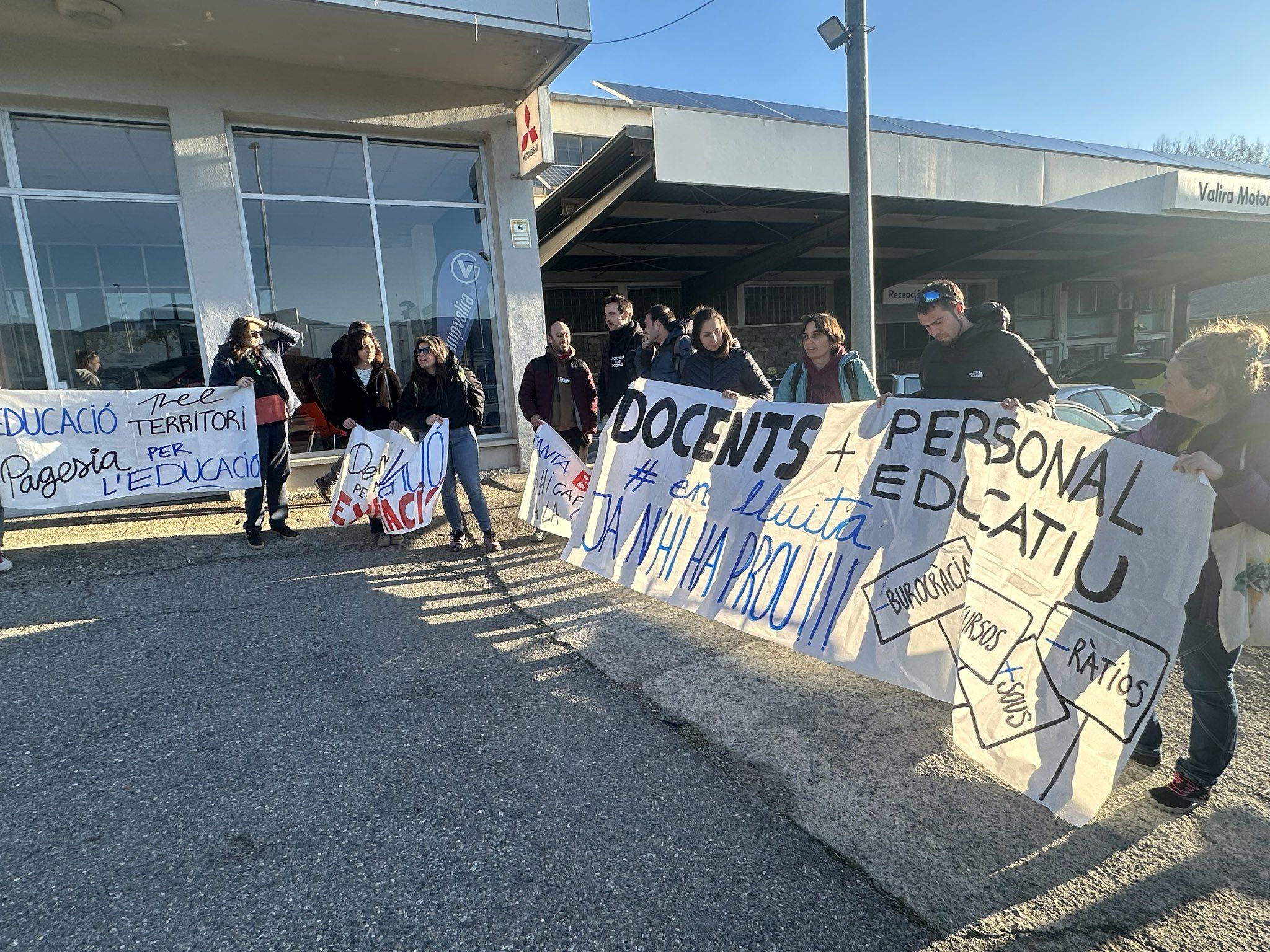Els manifestants caminant per l'N-260.