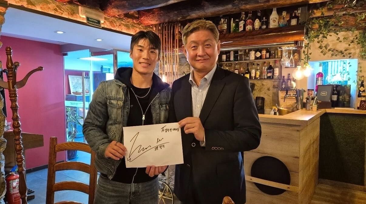 L'ambaixador Lim Soosuk va celebrar el divendres un dinar amb membres de la comunitat coreana resident a Andorra.