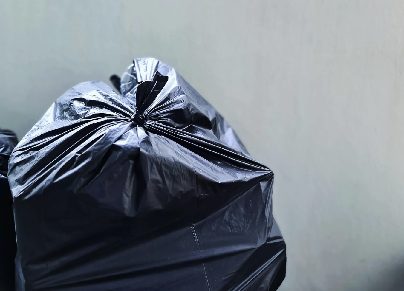 Una bossa d’escombraries al carrer.