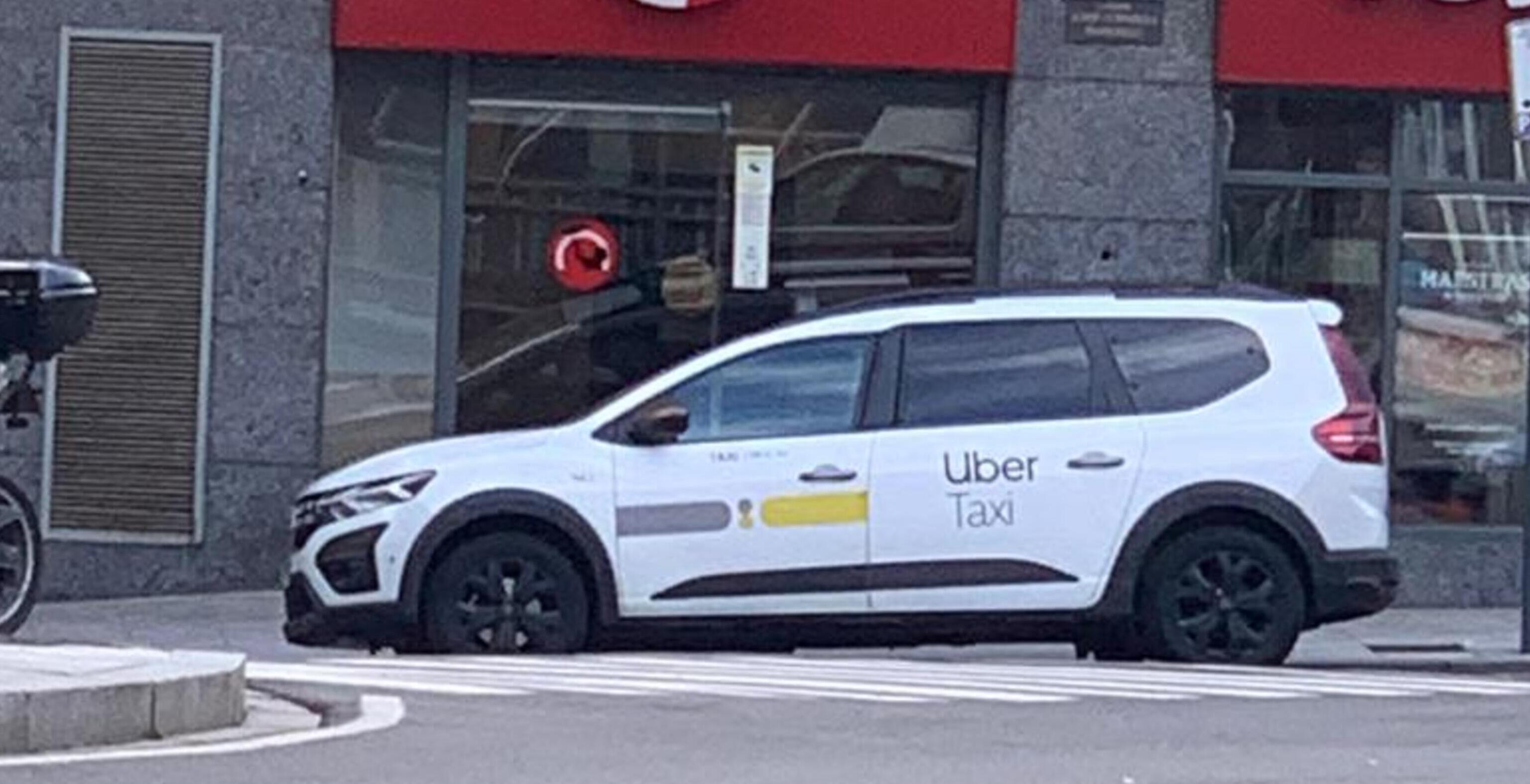 Un dels taxis que també fa serveis Uber.