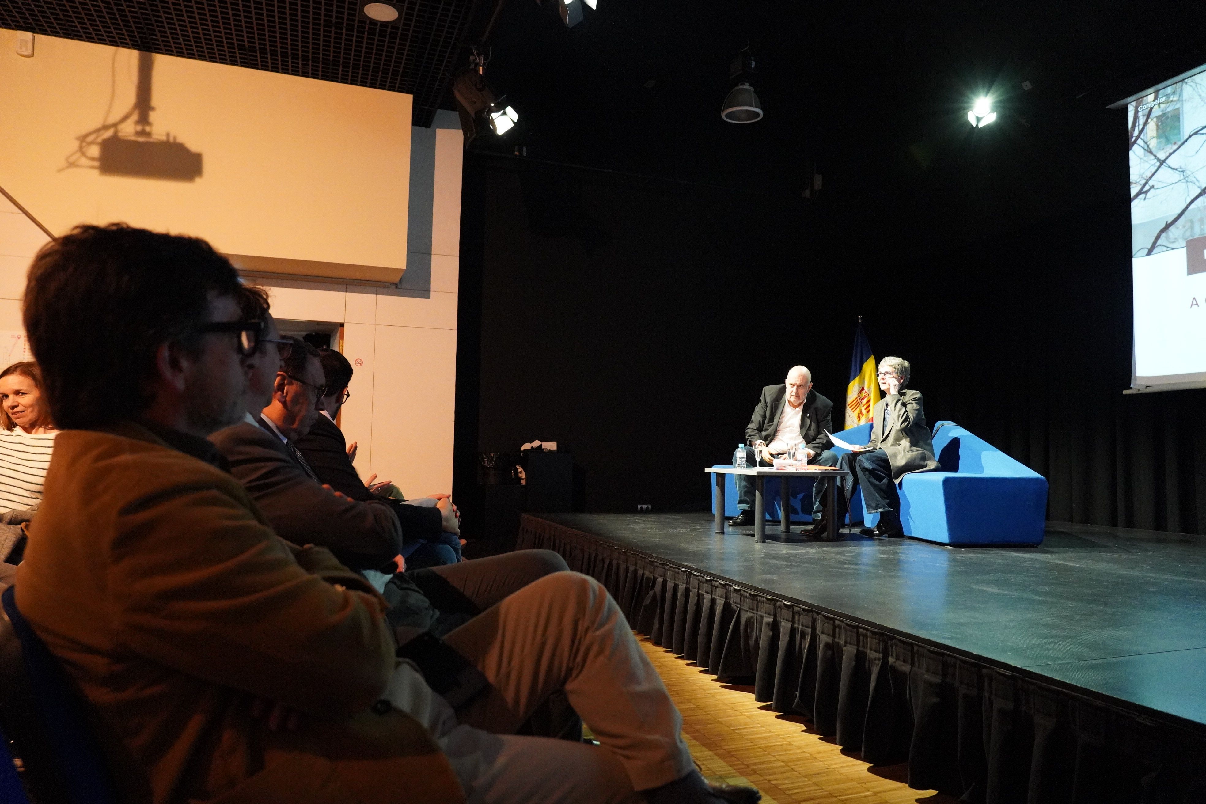 Jordi Cinca, en primer pla, escolta la xerrada de l'expert proposat pel PS, Ignacio Zubiri.