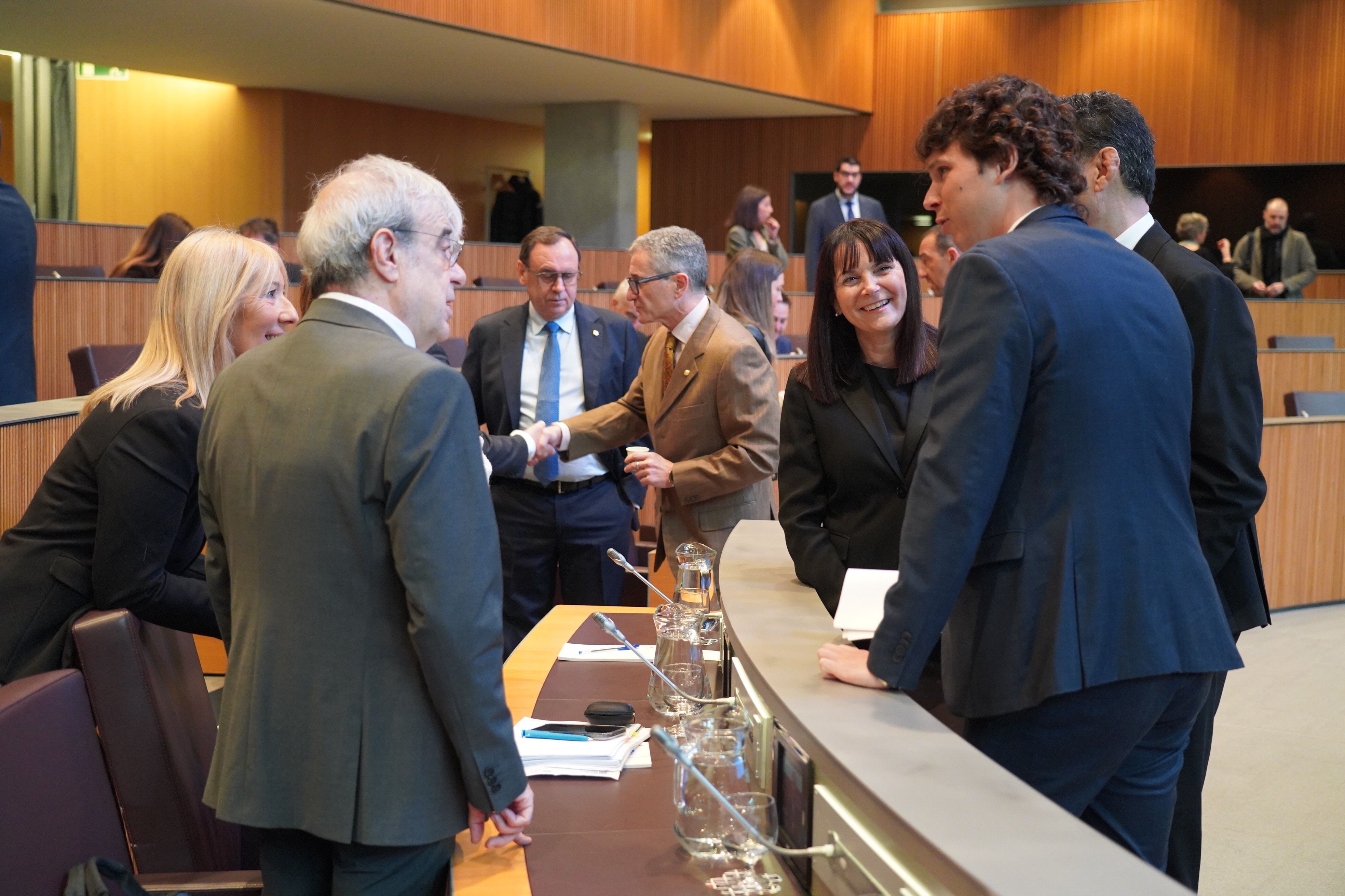 El ministre Ladisulau Baró, que va fer el criteri desfavorable al text, parla amb el presentador de la iniciativa, Pol Bartolomé.