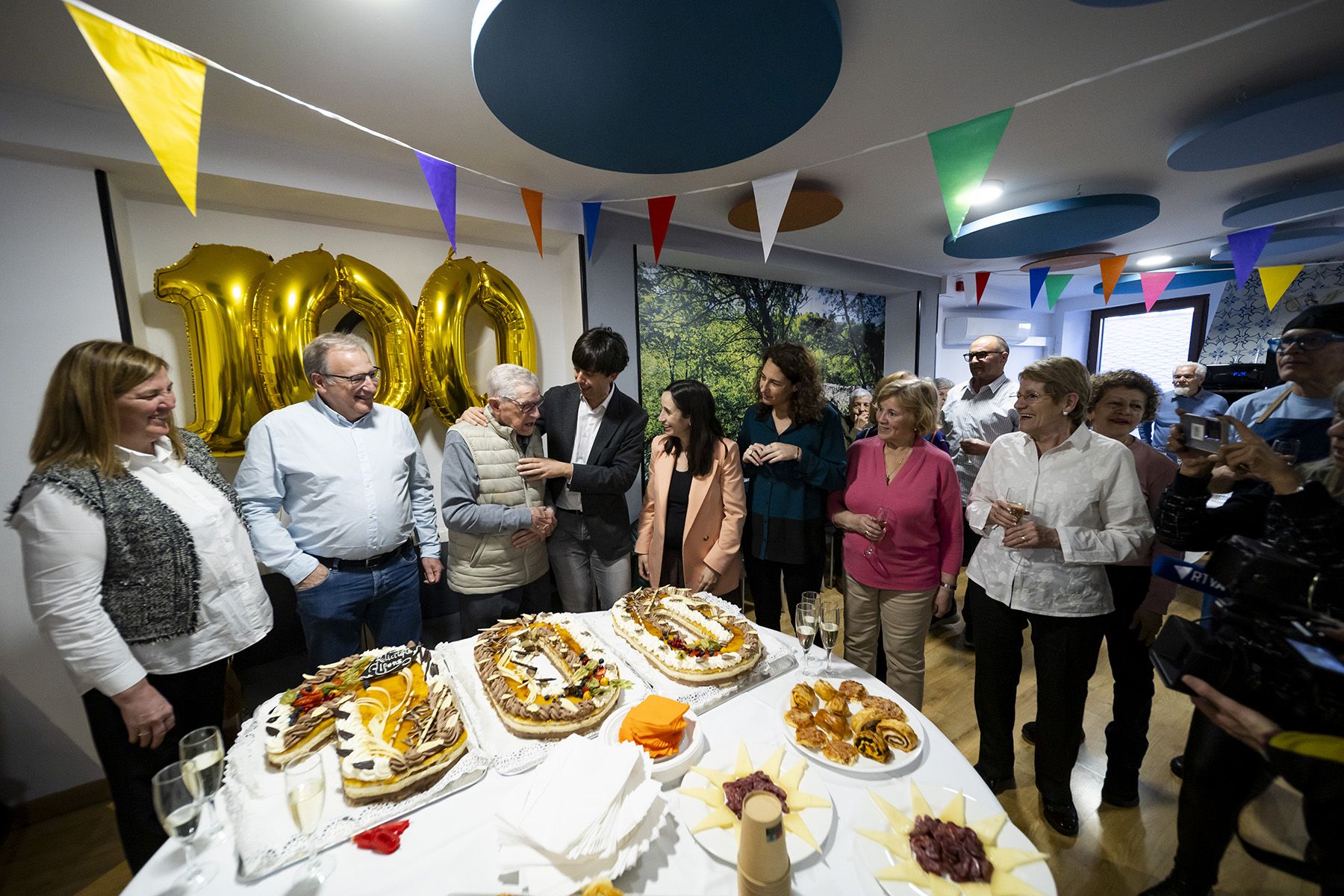 L'Alfons celebrant els 100 anys amb la família, amics i la corporació comunal.