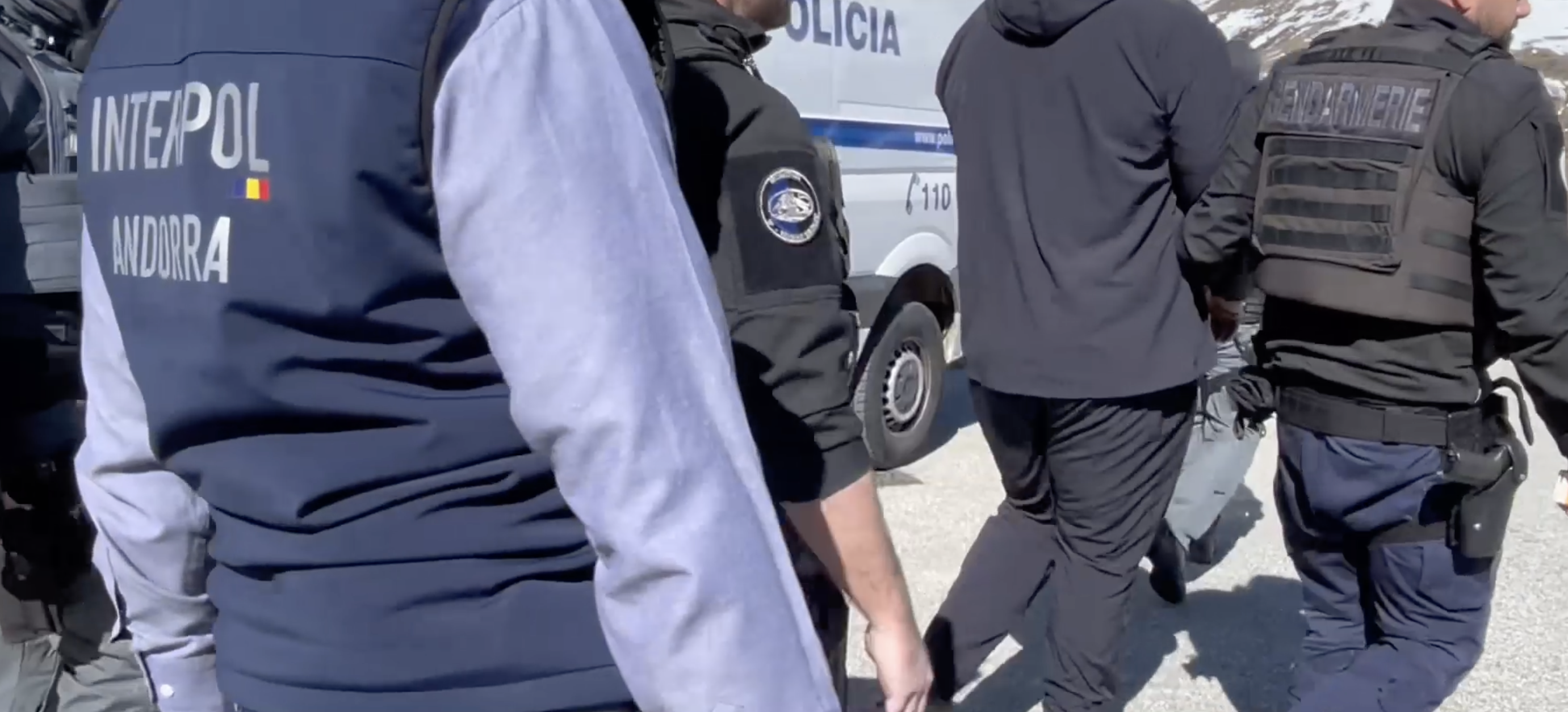 Trasllat del detingut en ser entregat per a l'extradició.