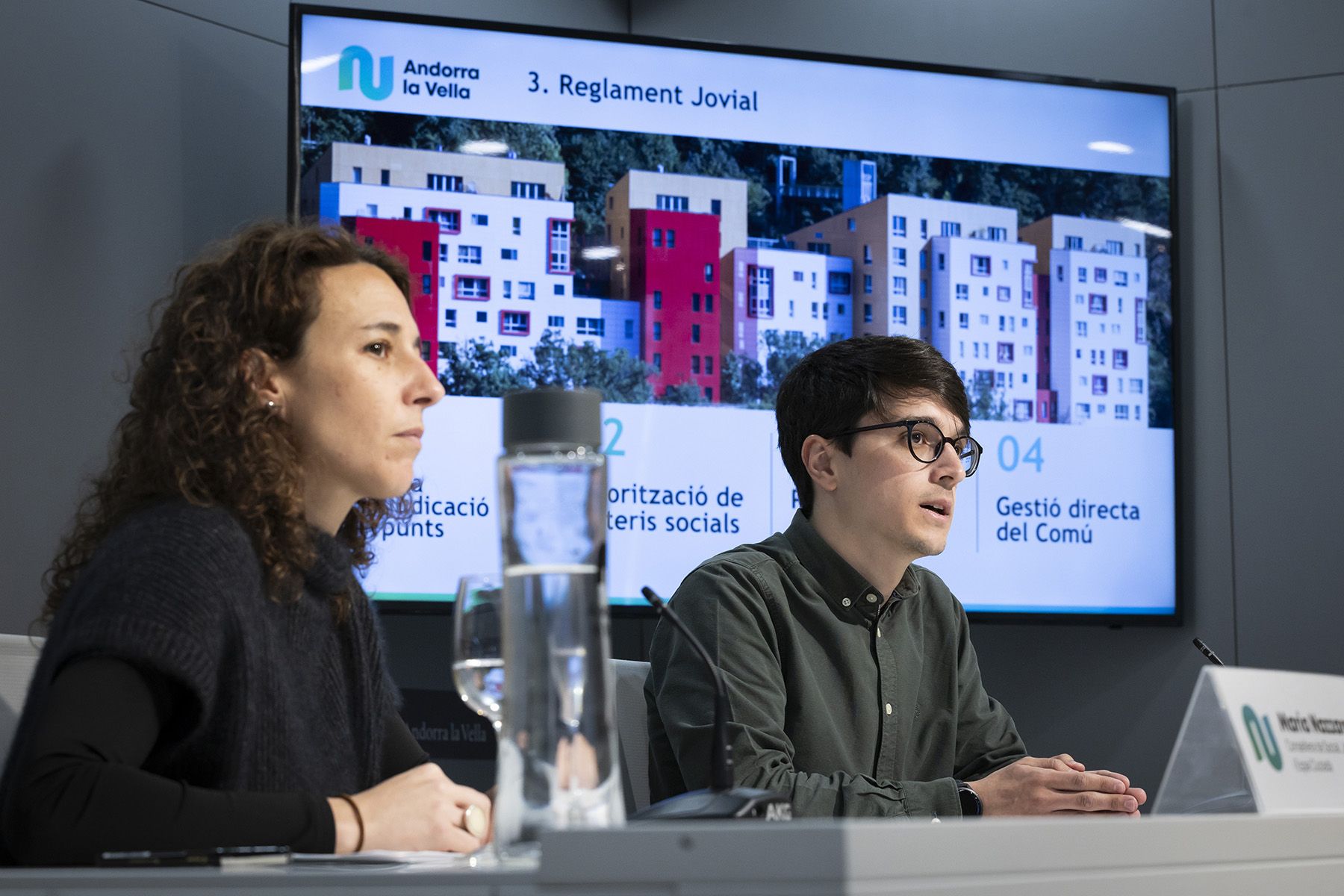 La consellera de Social, Maria Nazzaro, i el conseller d’Habitatge, Marc Torrent, donant detalls del reglament.