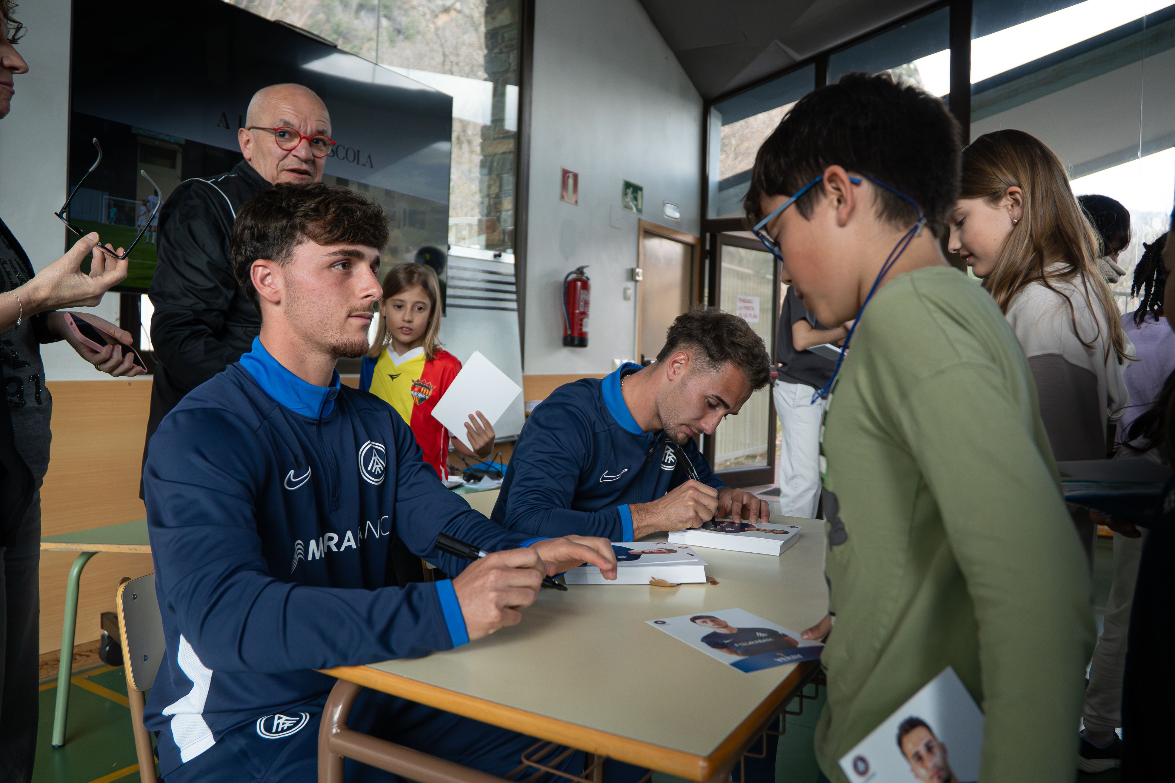 Visita dels jugadors de l’FC Andorra Yeray i Carrique al col·legi Janer.