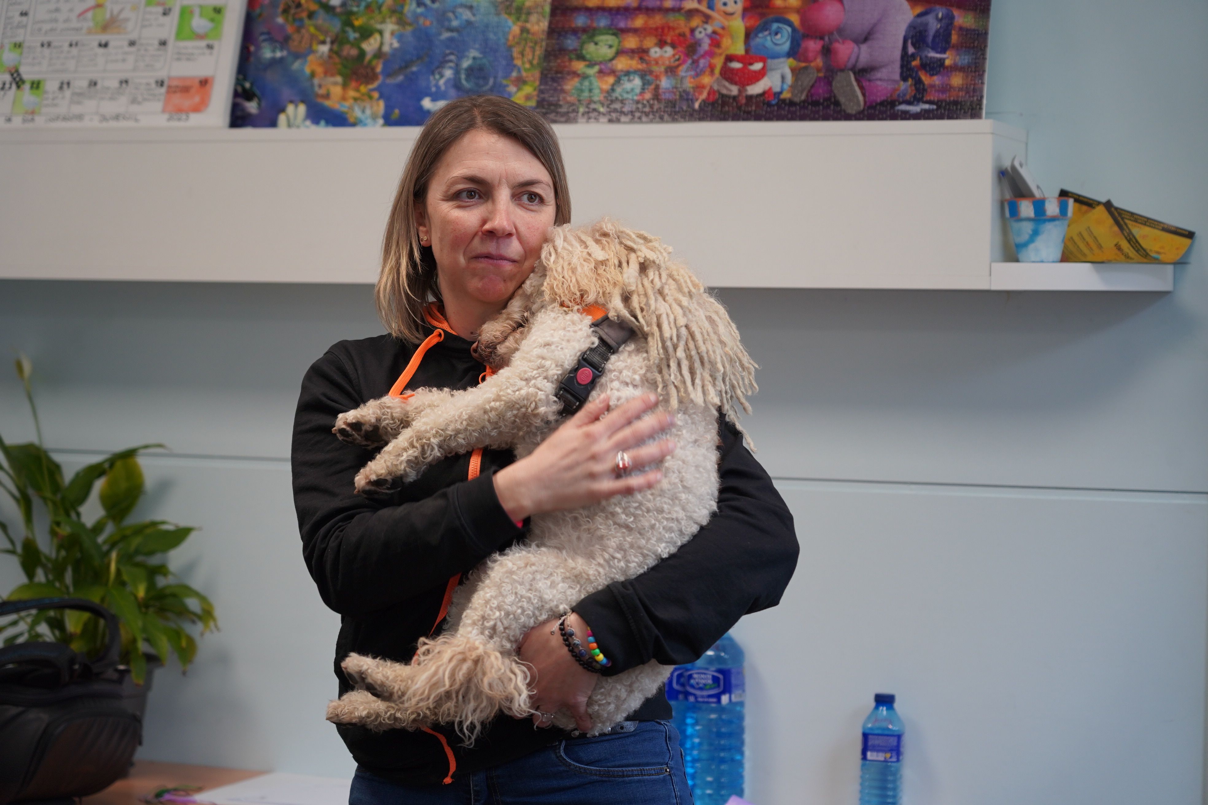 L’educadora canina de Kissos, Cristina Pitarch, i el seu gos 'Tequila'.