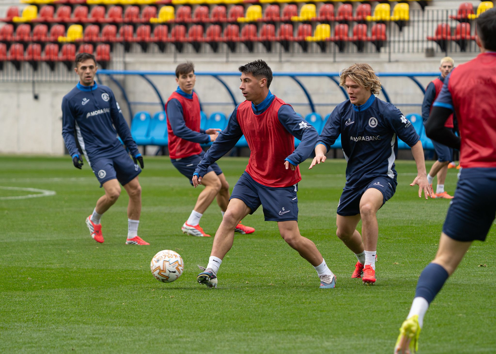 Els jugadors de l'FC Andorra, exercitant-se a l'estadi d'Encamp aquesta setmana.