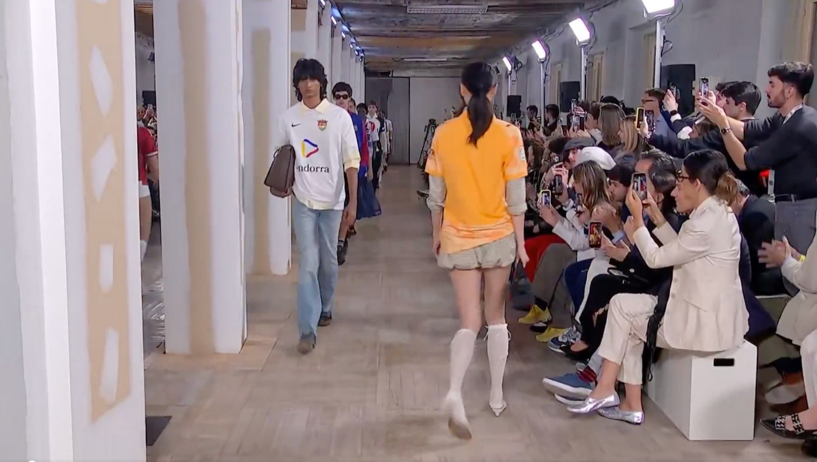 Un dels models a la desfilada de Madrid, amb la samarreta que ha presentat l'Andorra. Un dels models a la desfilada de Madrid, amb la samarreta que ha presentat l'Andorra.