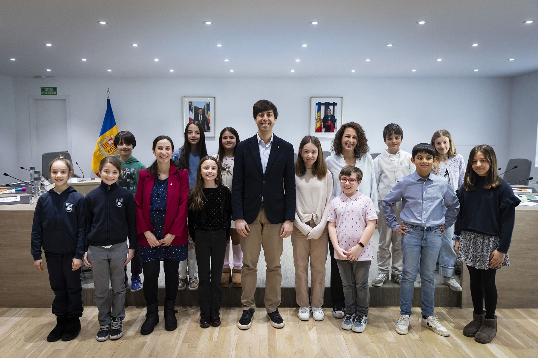 Sergi González, Olalla Losada, i Maria Nazzaro, amb els participants a la sessió del Consell d'Infants.