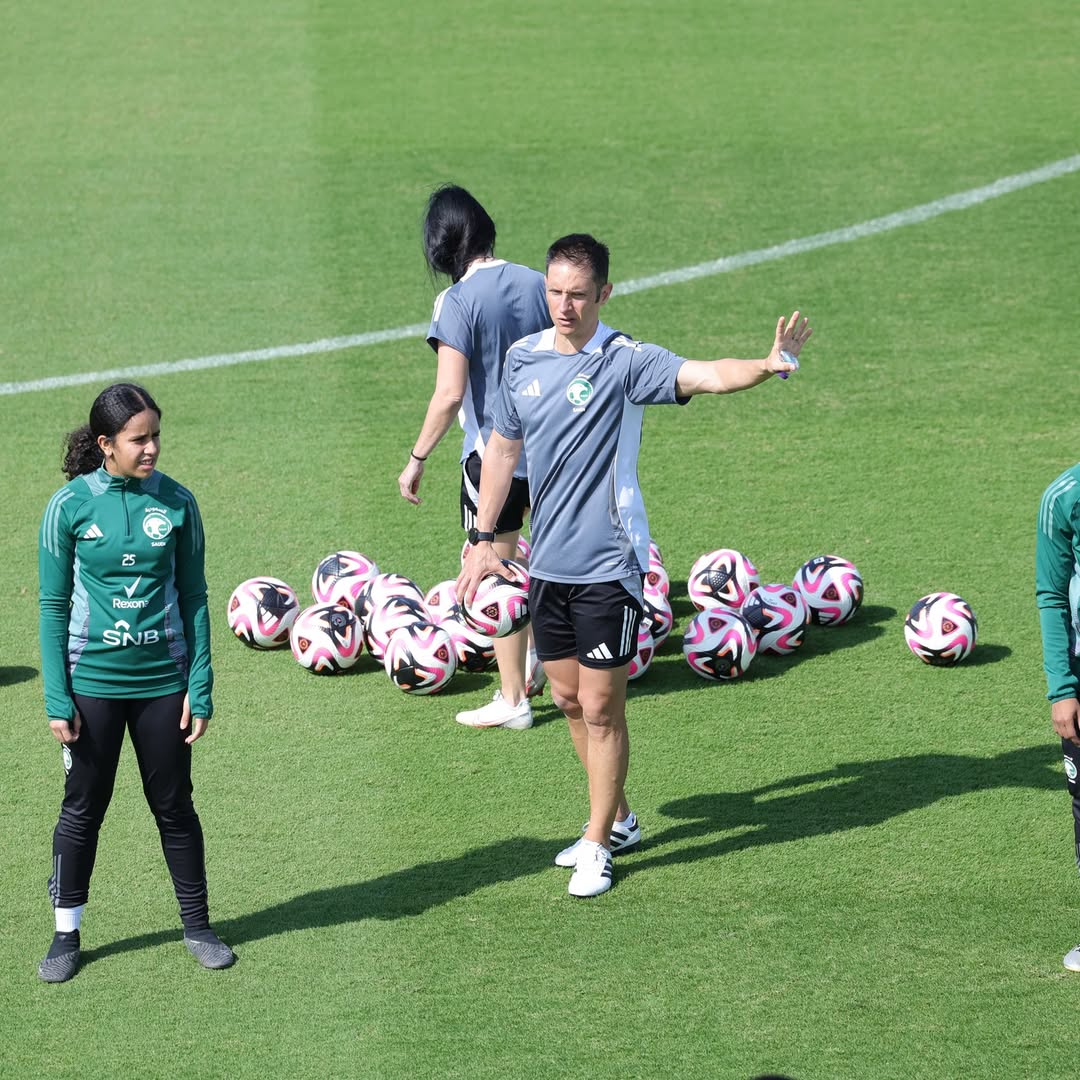 Escura, en un entrenament de la selecció femenina d'Aràbia Saudita. Escura, en un entrenament de la selecció femenina d'Aràbia Saudita.