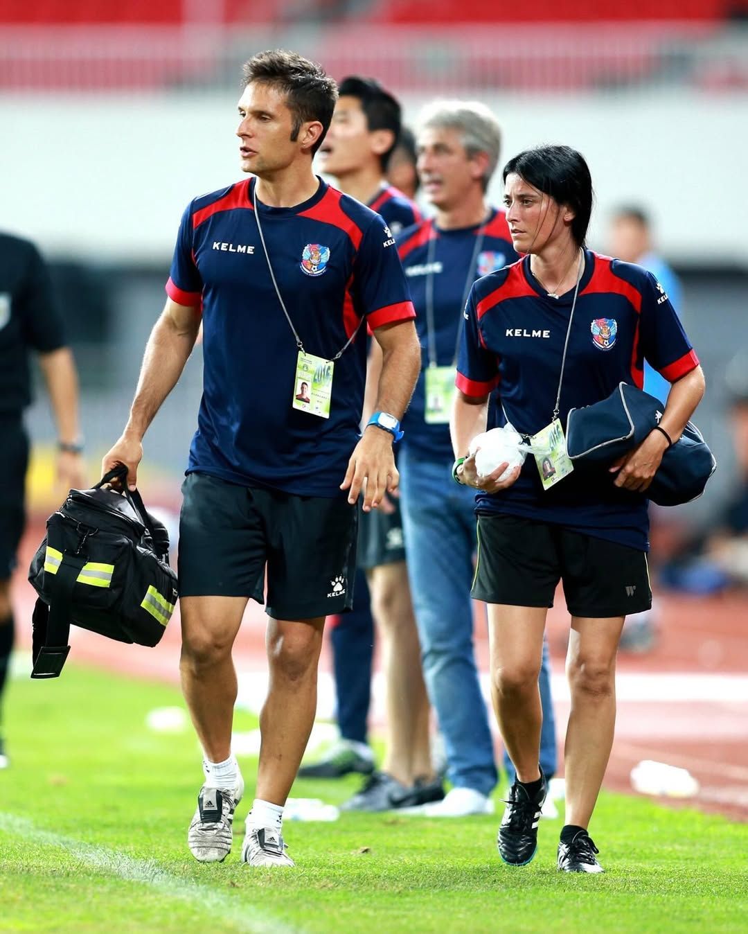 Escura i la seva dona han format tàndem en diversos equips de la zona asiàtica. Escura i la seva dona han format tàndem en diversos equips de la zona asiàtica.