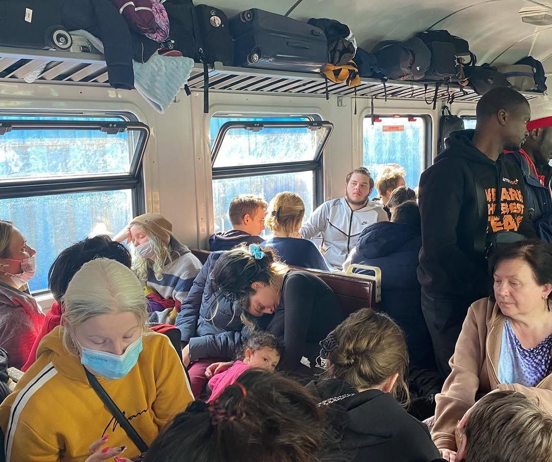 La gent d'Ucraïna, al tren escapant del país després de l'esclat de la guerra. La gent d'Ucraïna, al tren escapant del país després de l'esclat de la guerra.