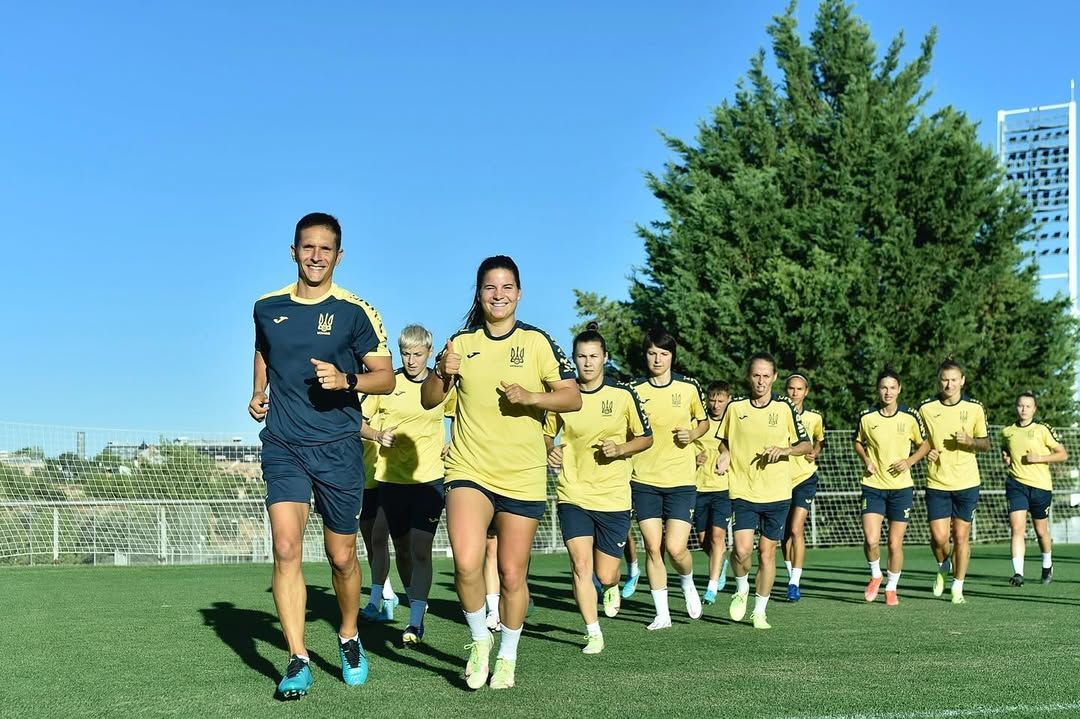 Escura, amb les jugadores de la selecció ucraïnesa femenina. Escura, amb les jugadores de la selecció ucraïnesa femenina.