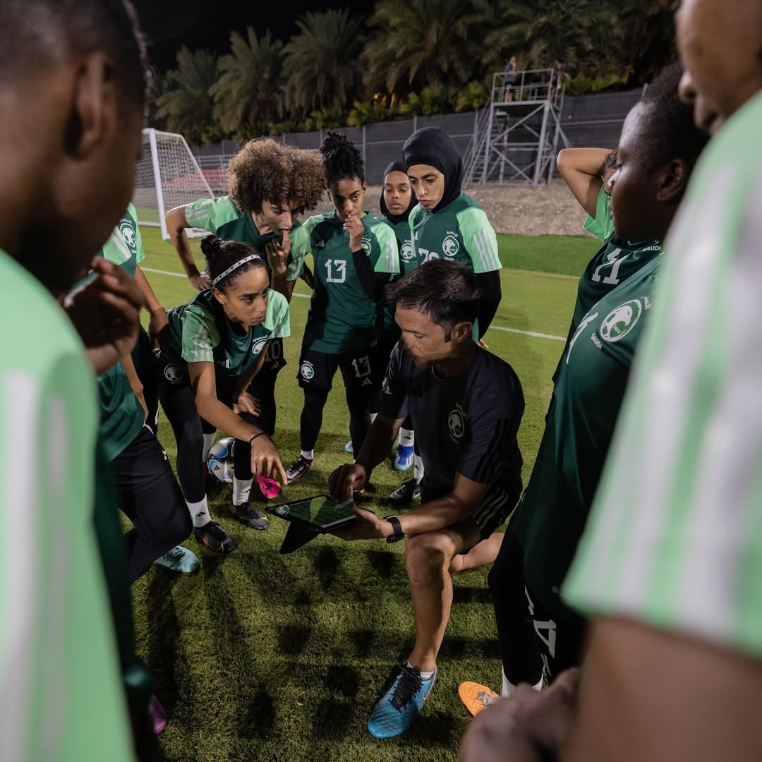 Escura, ensenyant diversos aspectes tàctics a les professionals saudis. Escura, ensenyant diversos aspectes tàctics a les professionals saudis.