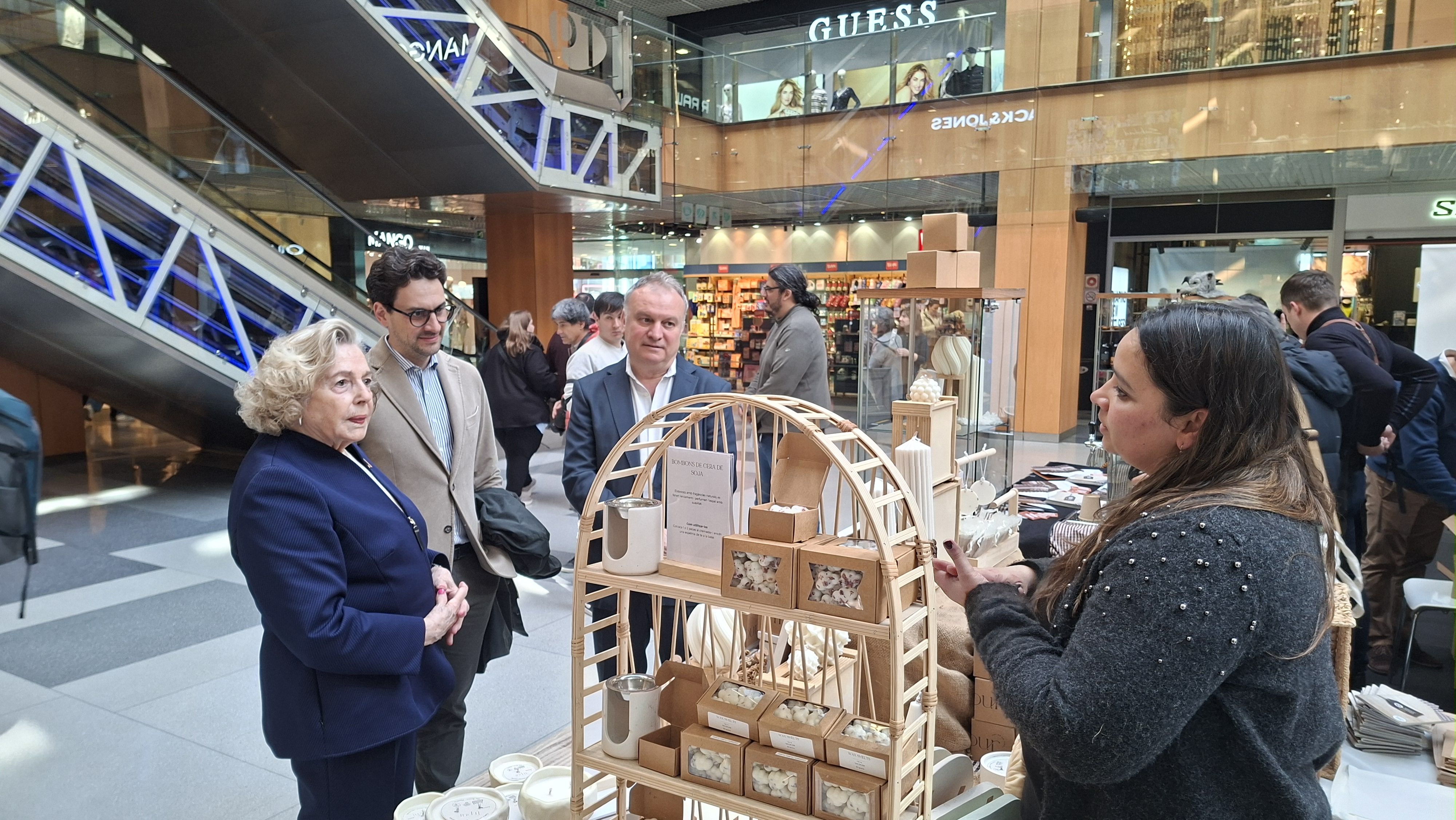 El ministre de Medi Ambient, Agricultura i Ramaderia, Guillem Casal, visitant una paradista.