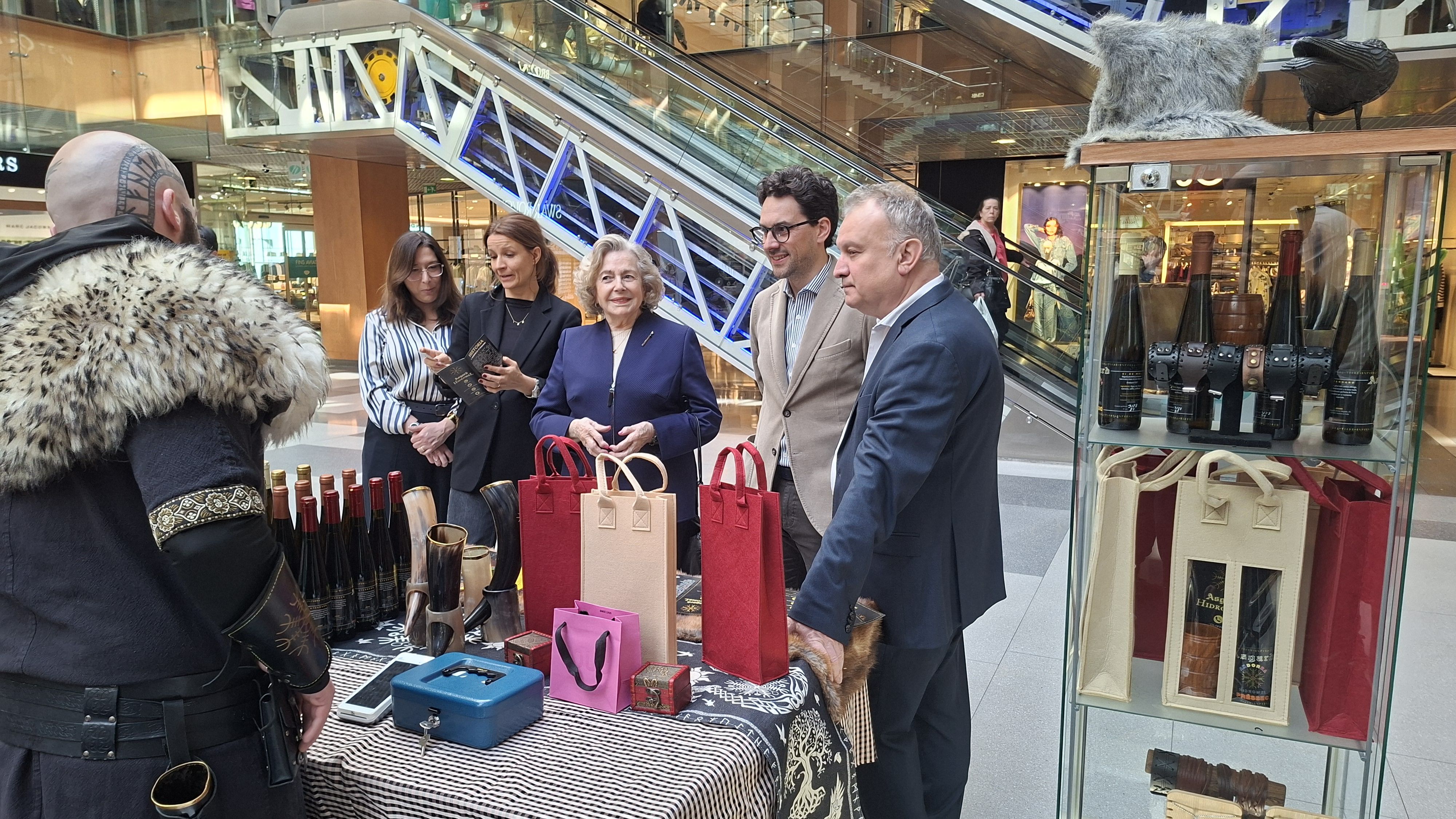 El ministre de Medi Ambient, Agricultura i Ramaderia, Guillem Casal, visitant un paradista.