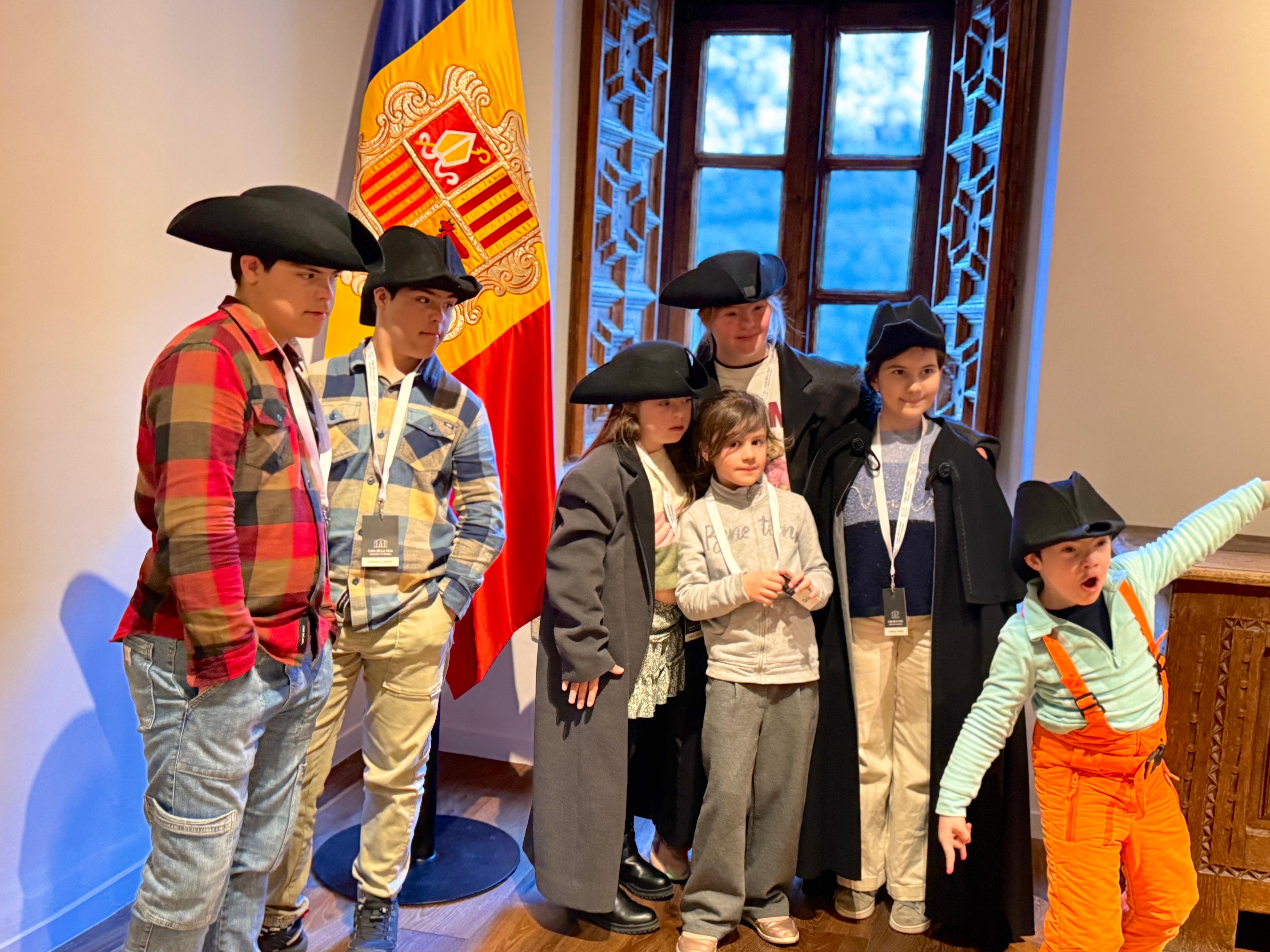 Infants de l'ASDA durant una visita a la Casa de la Vall. // ASDA Infants de l'ASDA durant una visita a la Casa de la Vall. // ASDA